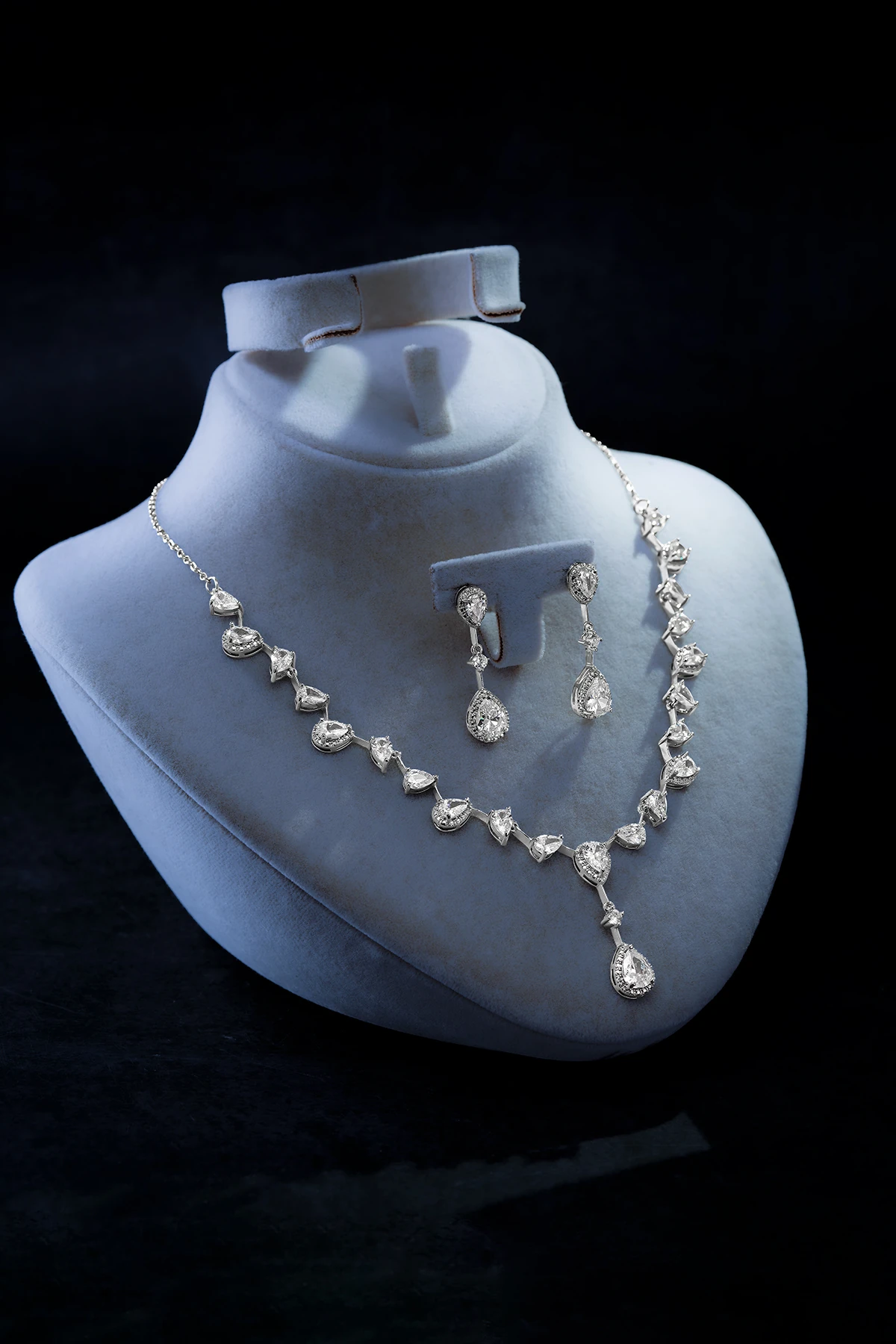 Kadın Bijuteri Kolye Küpe Set - Aria Model Zirkon Taşlı Çiçek Motifli Zarif Su Yolu Set