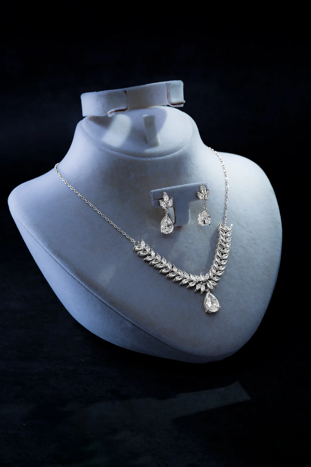 Kadın Bijuteri Kolye Küpe Set - Verona Model Zirkon Taşlı Yaprak Motifli Zarif Su Yolu Set