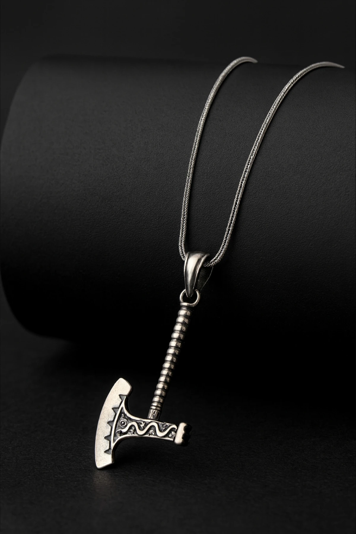 Erkek Balta Figürlü Gümüş Kolye – Viking Savaşçı Modeli