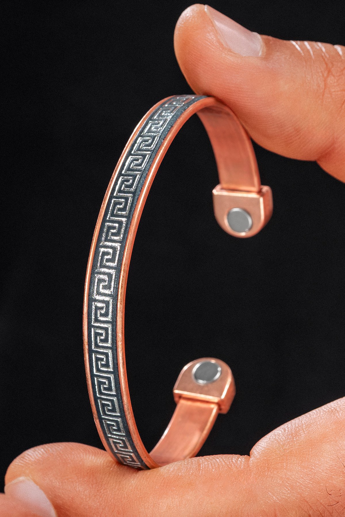 Erkek Kadın Bakır Bileklik - Üstü Siyah Hakiki Deri Grek İşlemeli Mıknatıslı Model Metal Kutu Kuvars