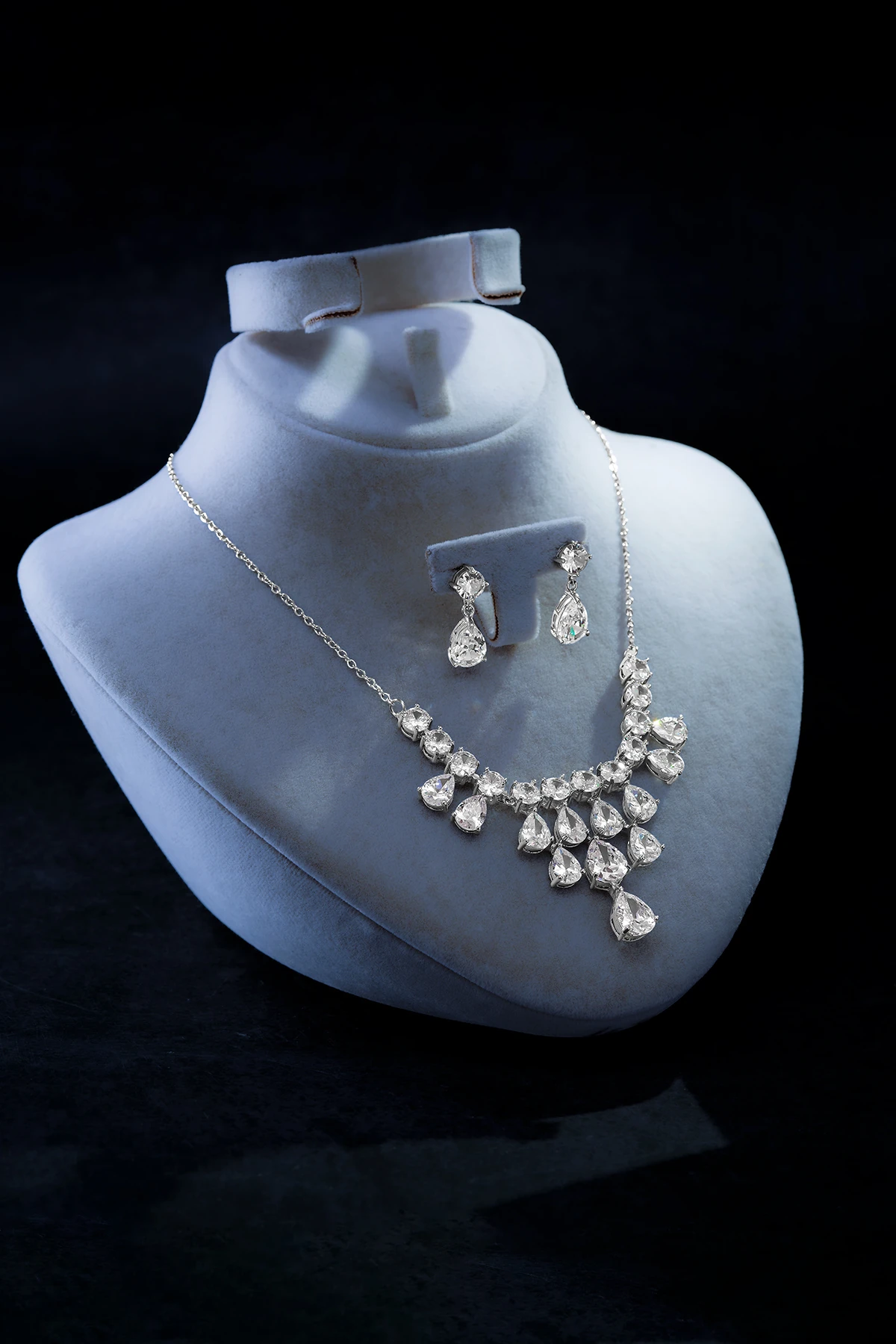 Kadın Bijuteri Kolye Küpe Set - Alegra Model Zirkon Taşlı Damla Motifli Zarif Su Yolu Set