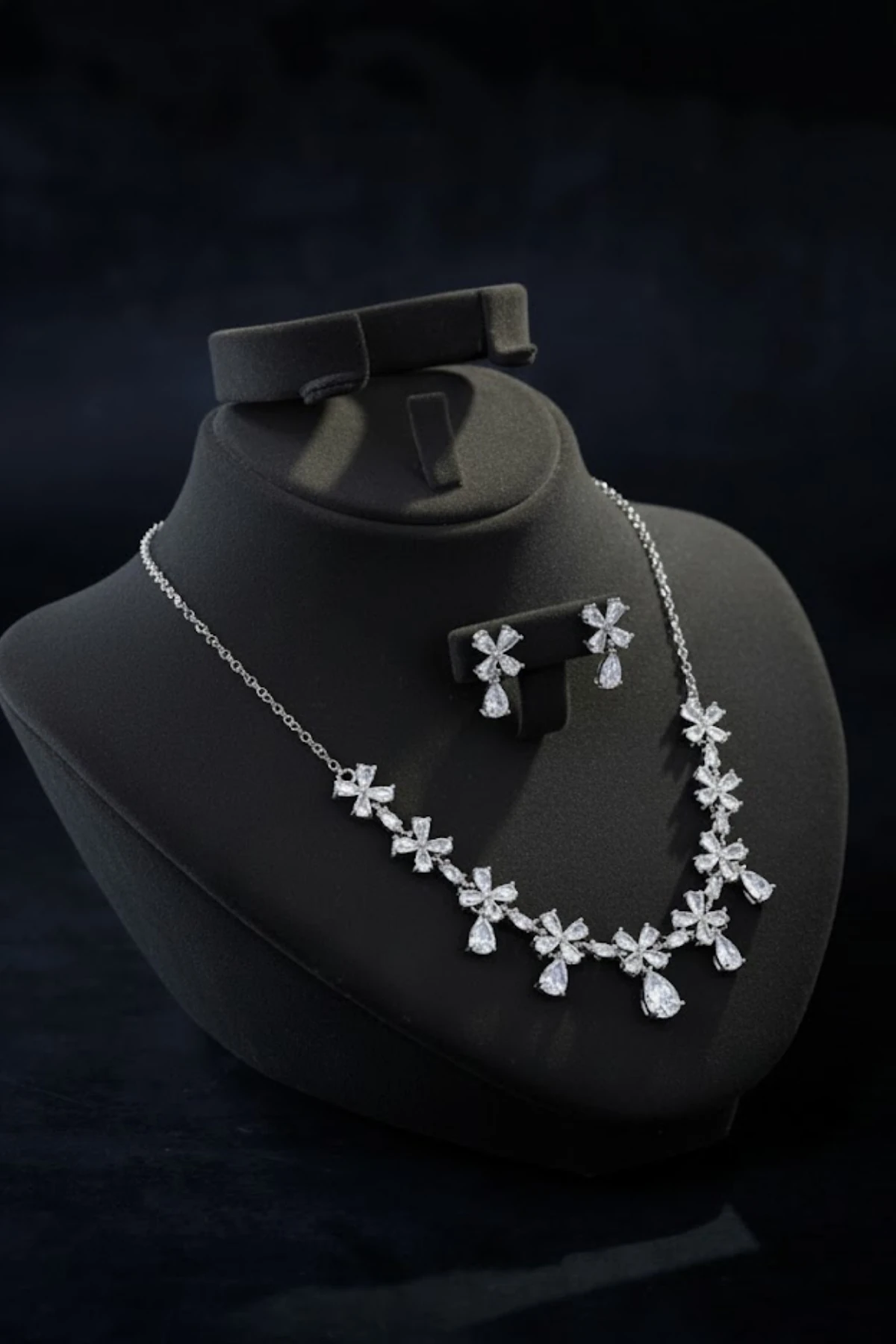 Kadın Bijuteri Kolye Küpe Set - Luna Model Zirkon Taşlı Çiçek Motifli Zarif Su Yolu Set