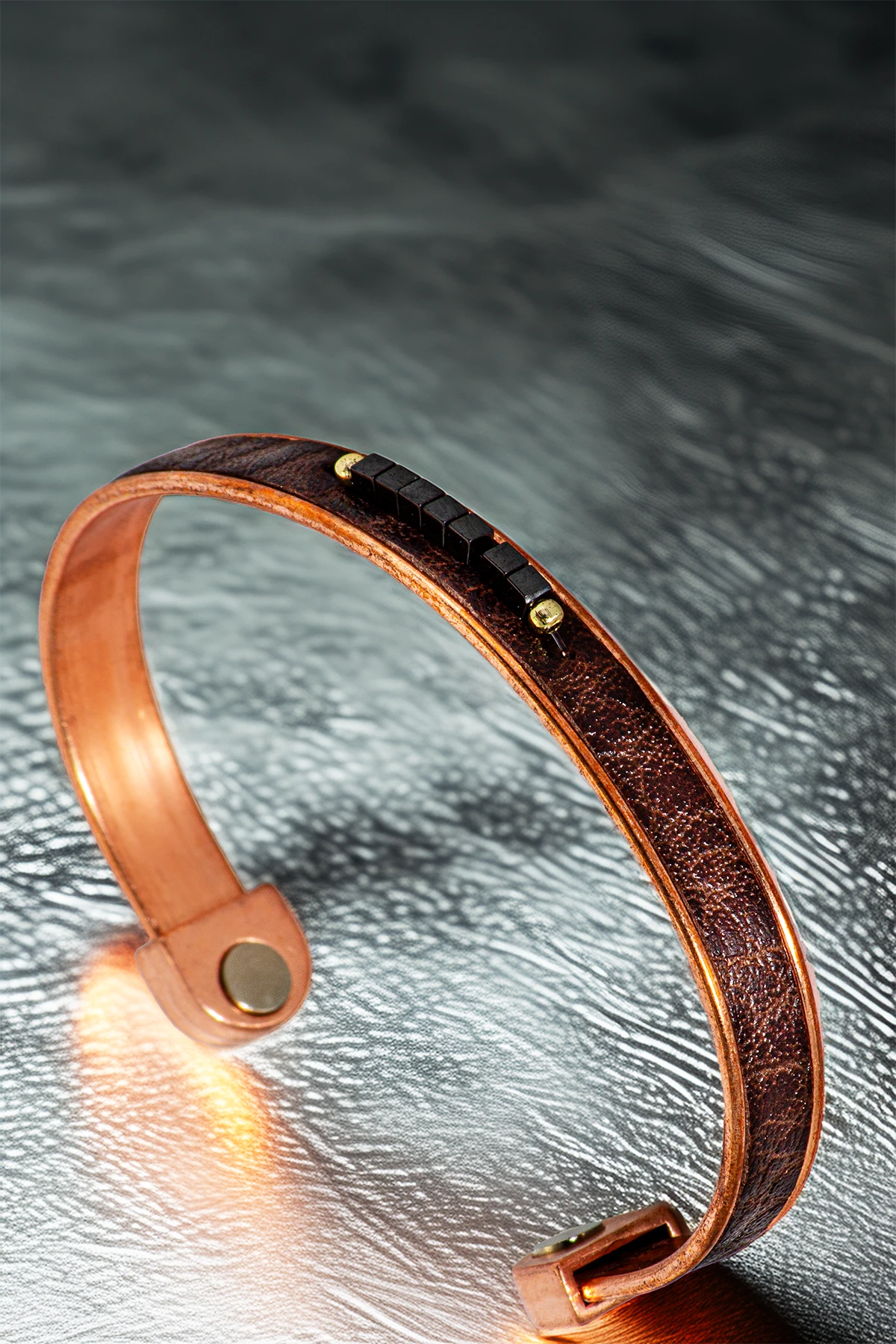 Kadın Bakır Bileklik - Ortası Küp Motifli Kahverengi Derili Bakır Bilezik Metal Kutuda