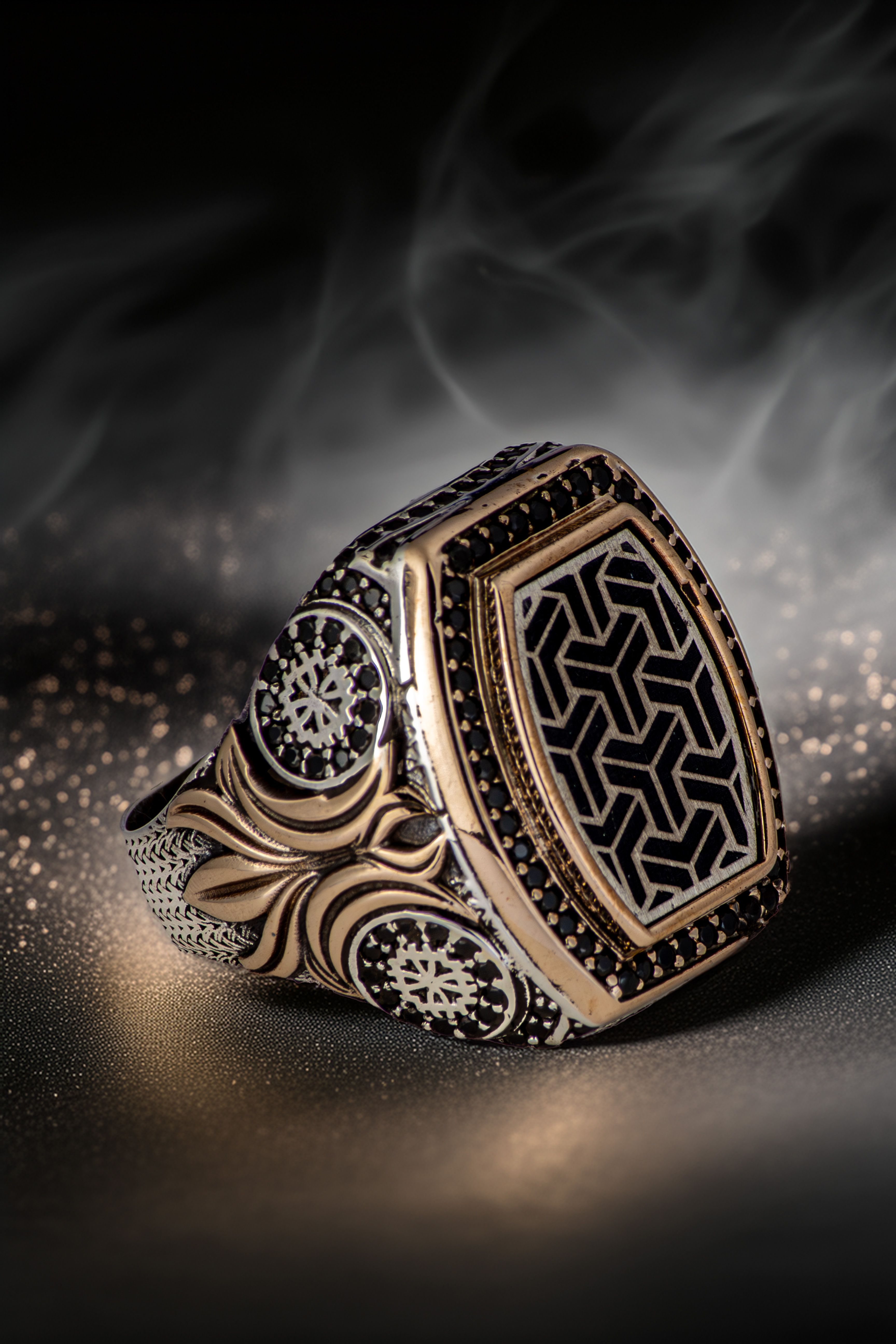 Erkek Omega Model Siyah Zirkon Taşlı Süslemeli Kanat Model 925 Ayar Gümüş Yüzük