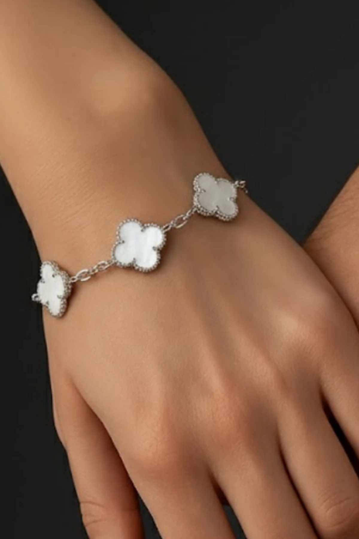 Kadın 925 Ayar Gümüş Beyaz Sedef Taşlı Yonca Model Zincir Bileklik