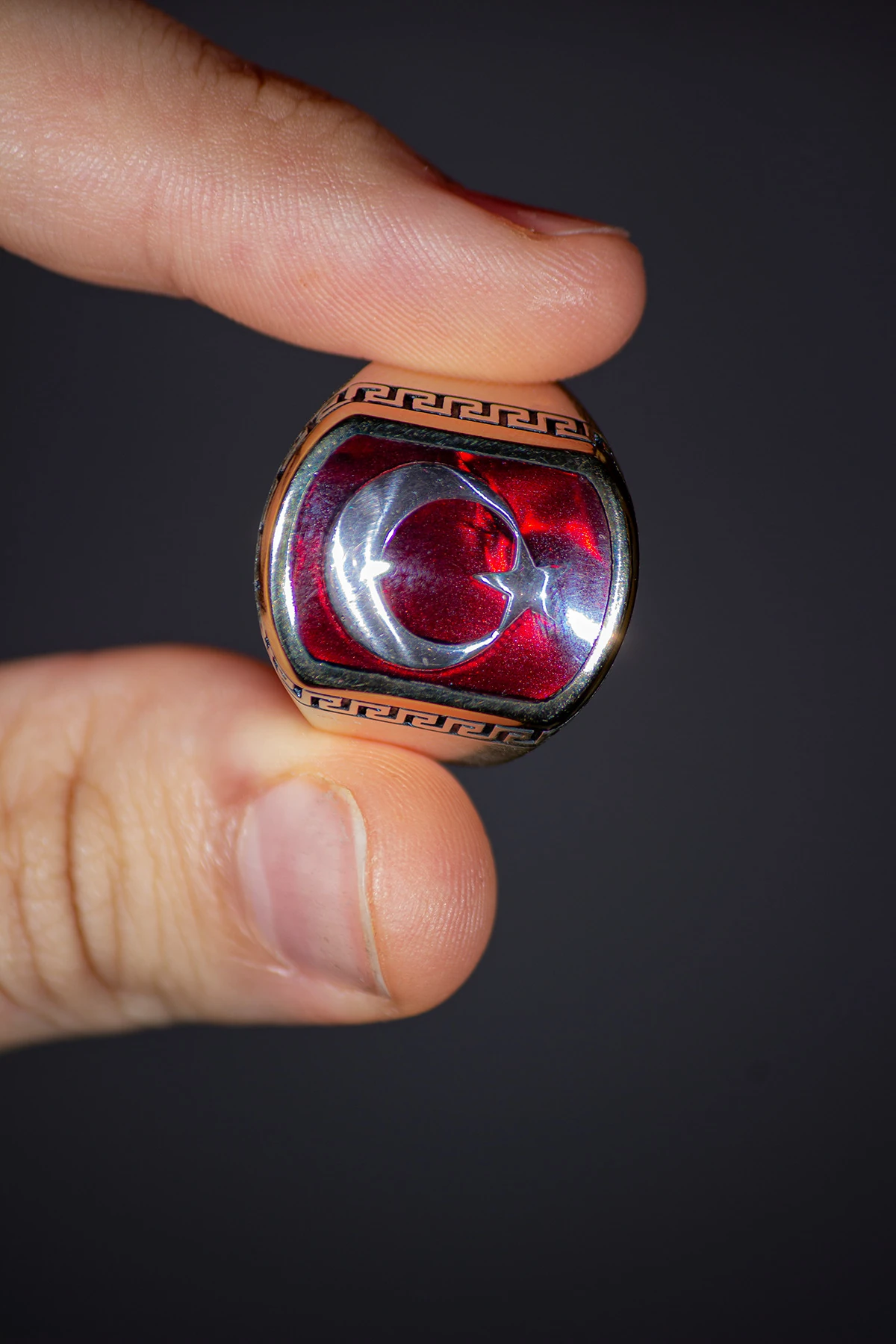 Erkek Gümüş Yüzük - Ay Yıldız İşlemeli Kırmızı Yakut Taşlı Grek Desenli Türk Bayrağı Model Yüzük