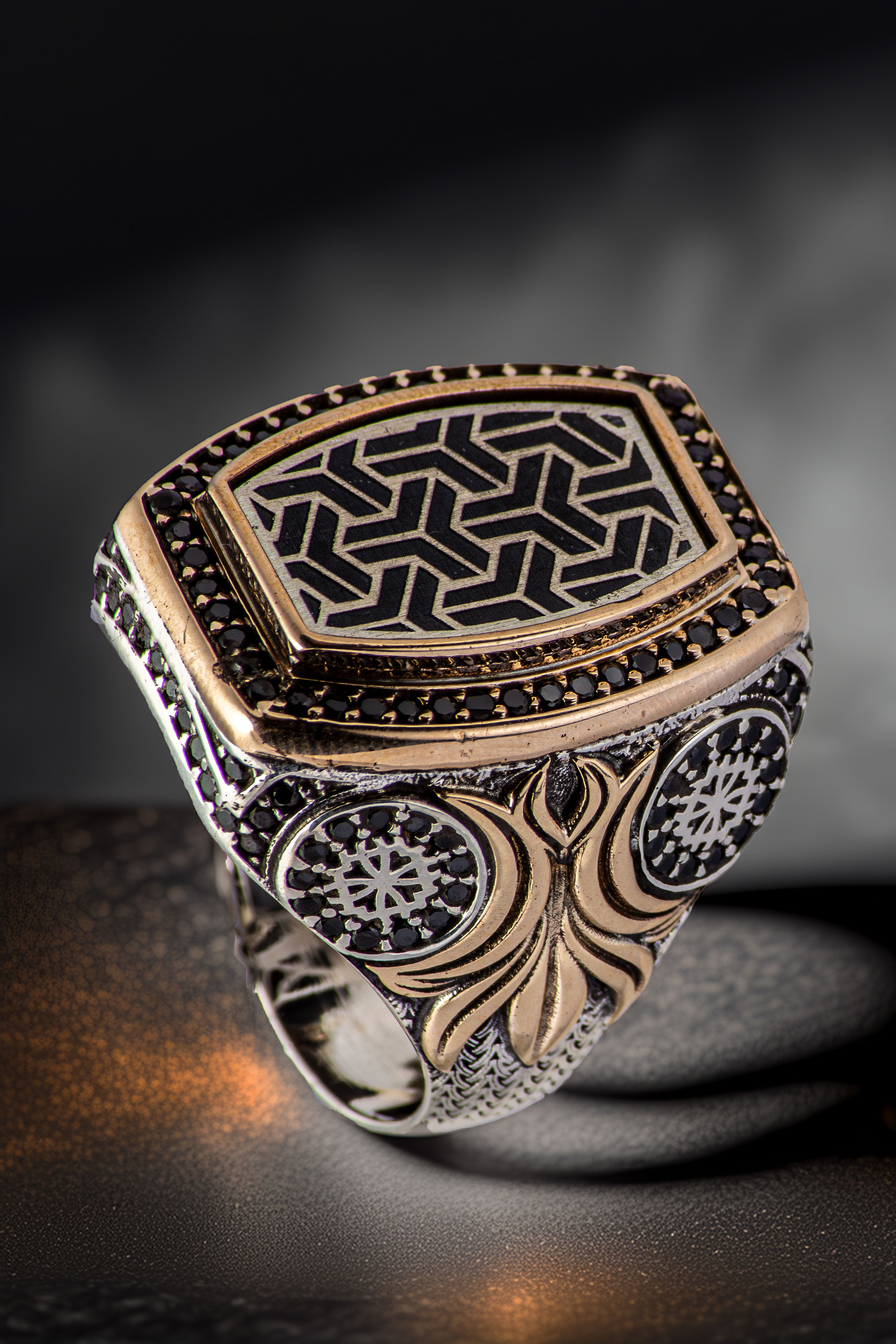 Erkek Omega Model Siyah Zirkon Taşlı Süslemeli Kanat Model 925 Ayar Gümüş Yüzük