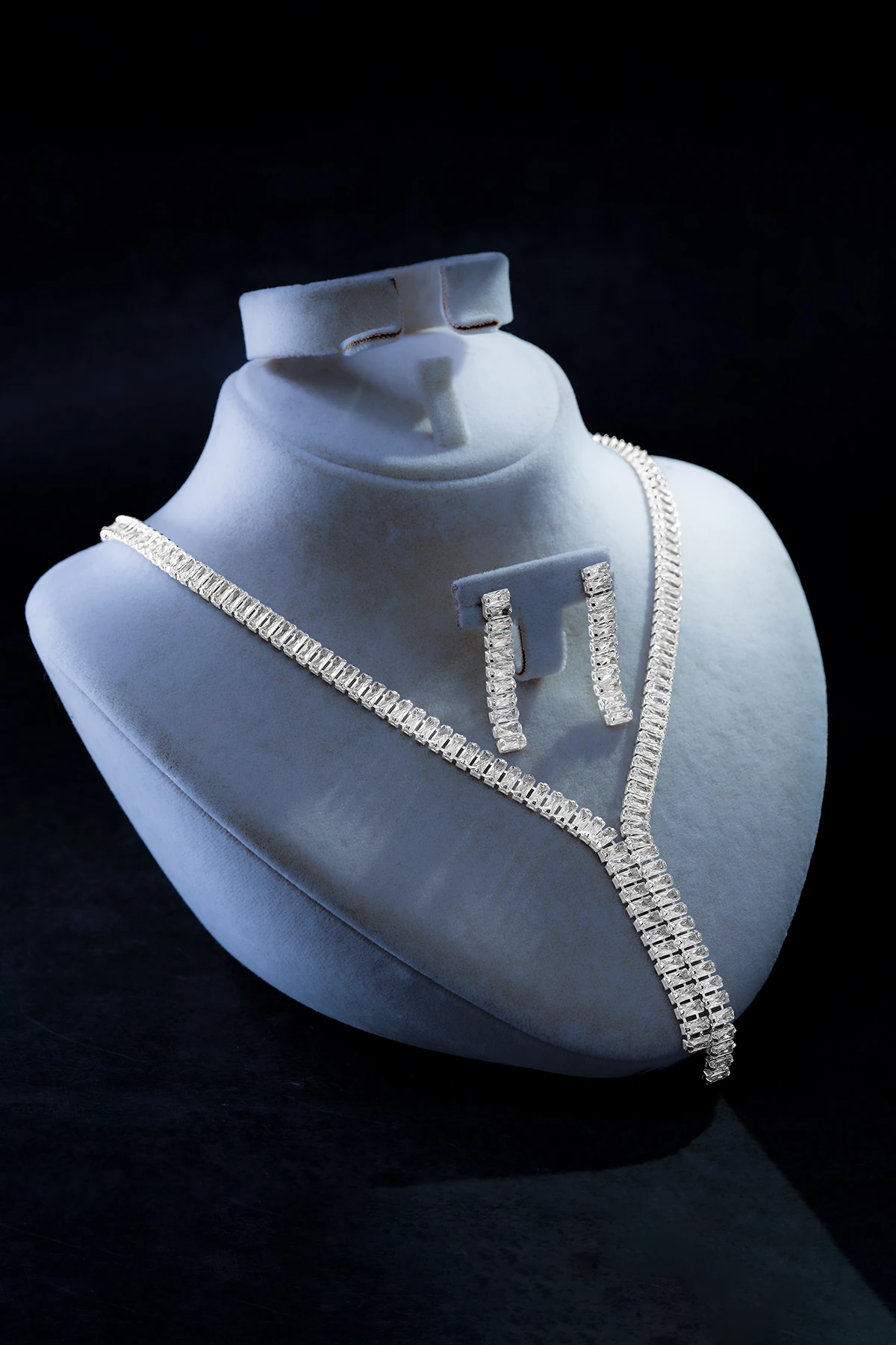 Kadın Bijuteri Kolye Küpe Set - Elora Model Baget Taşlı Zarif Su Yolu Set