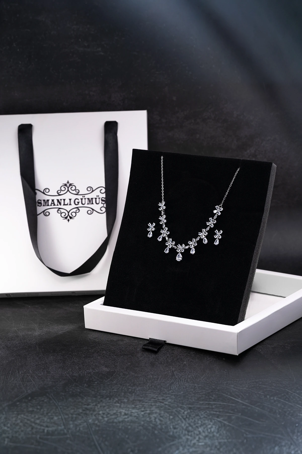 Kadın Bijuteri Kolye Küpe Set - Luna Model Zirkon Taşlı Çiçek Motifli Zarif Su Yolu Set