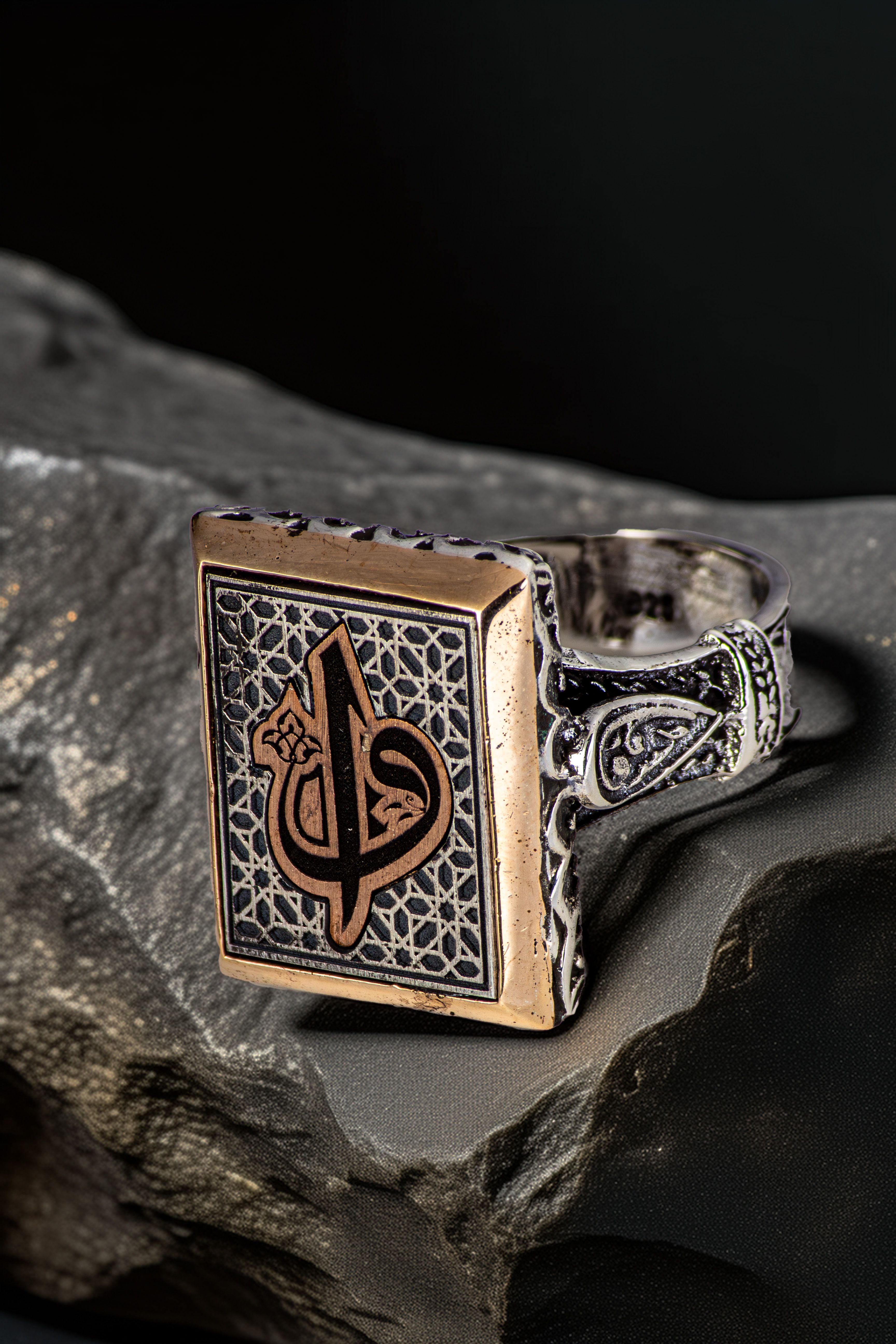 Erkek Vav Elif İşlemeli Yanı Damla Motifli Dikdörtgen Model 925 Ayar Gümüş Yüzük