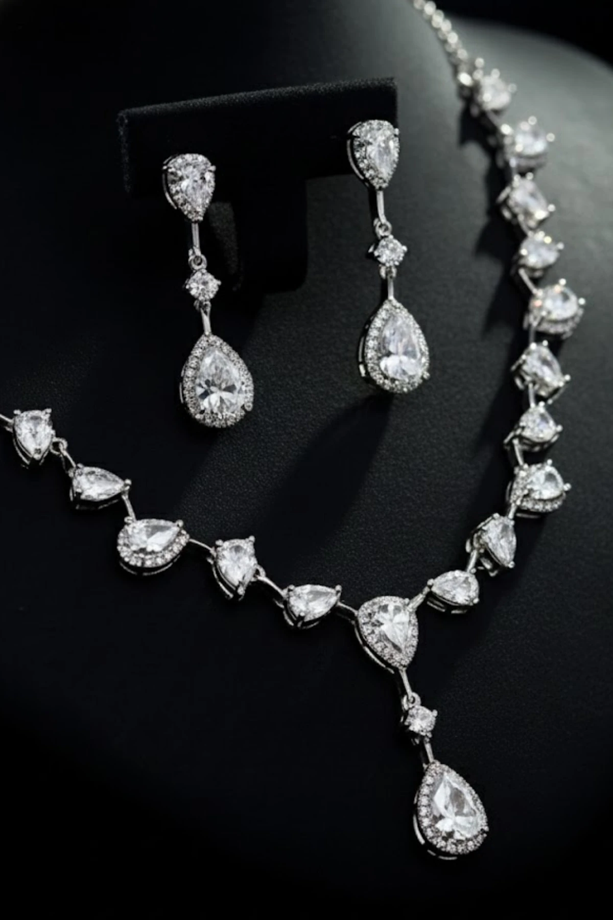 Kadın Bijuteri Kolye Küpe Set - Aria Model Zirkon Taşlı Çiçek Motifli Zarif Su Yolu Set