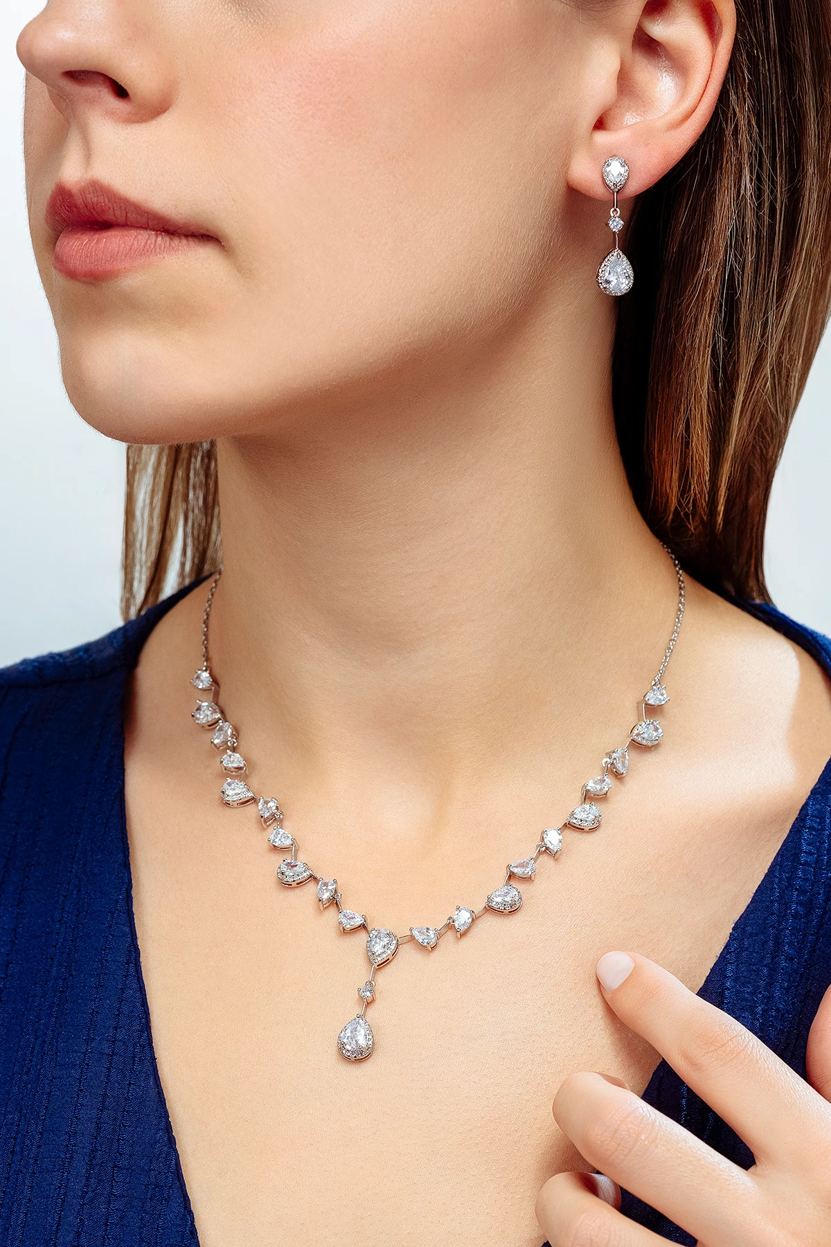 Kadın Bijuteri Kolye Küpe Set - Aria Model Zirkon Taşlı Çiçek Motifli Zarif Su Yolu Set