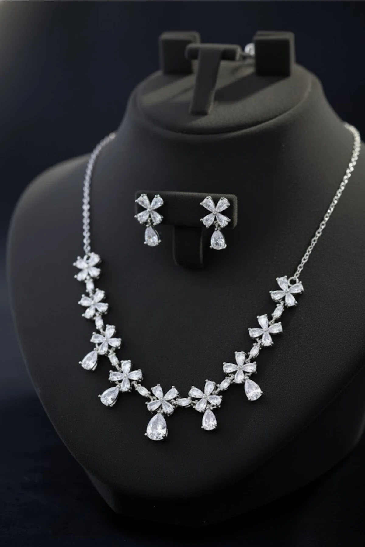 Kadın Bijuteri Kolye Küpe Set - Luna Model Zirkon Taşlı Çiçek Motifli Zarif Su Yolu Set