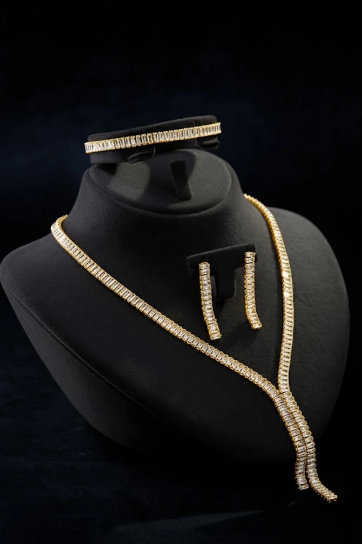 Kadın Bijuteri Kolye Bileklik Küpe Tam Set - Altın Kaplama Elora Baget Taşlı Zarif Su Yolu Tam Set