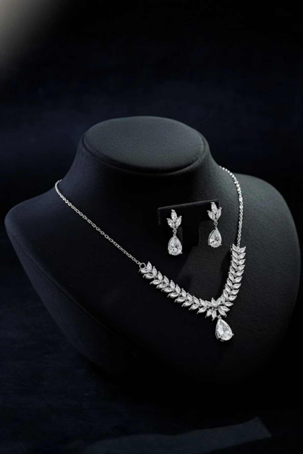 Kadın Bijuteri Kolye Küpe Set - Verona Model Zirkon Taşlı Yaprak Motifli Zarif Su Yolu Set