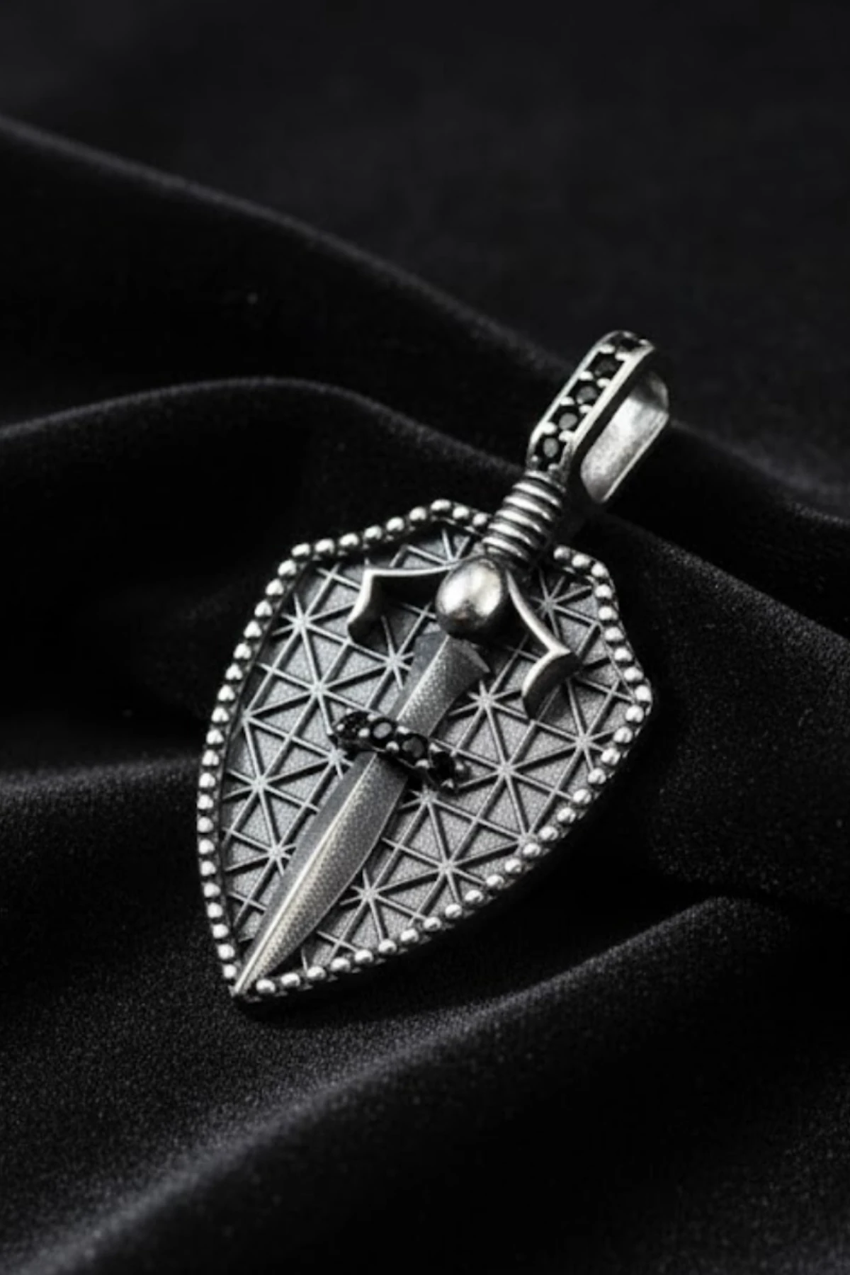 Erkek Gümüş Kolye - 925 Ayar Kabartmalı Kalkan Hançer İşlemeli Tilki Kuyruğu Zincirli Erkek Kolye