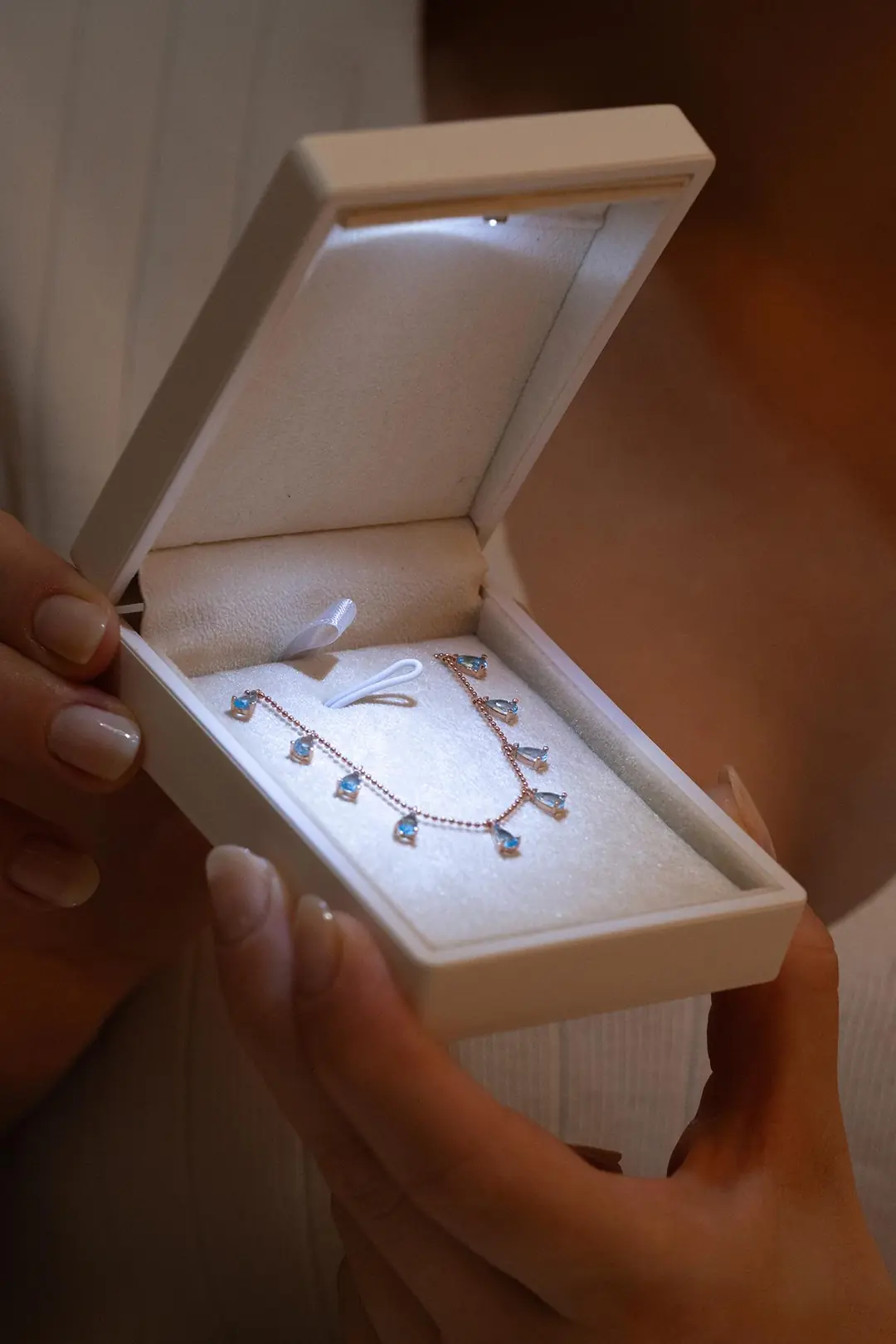 Illuminated Luxury White Necklace Box