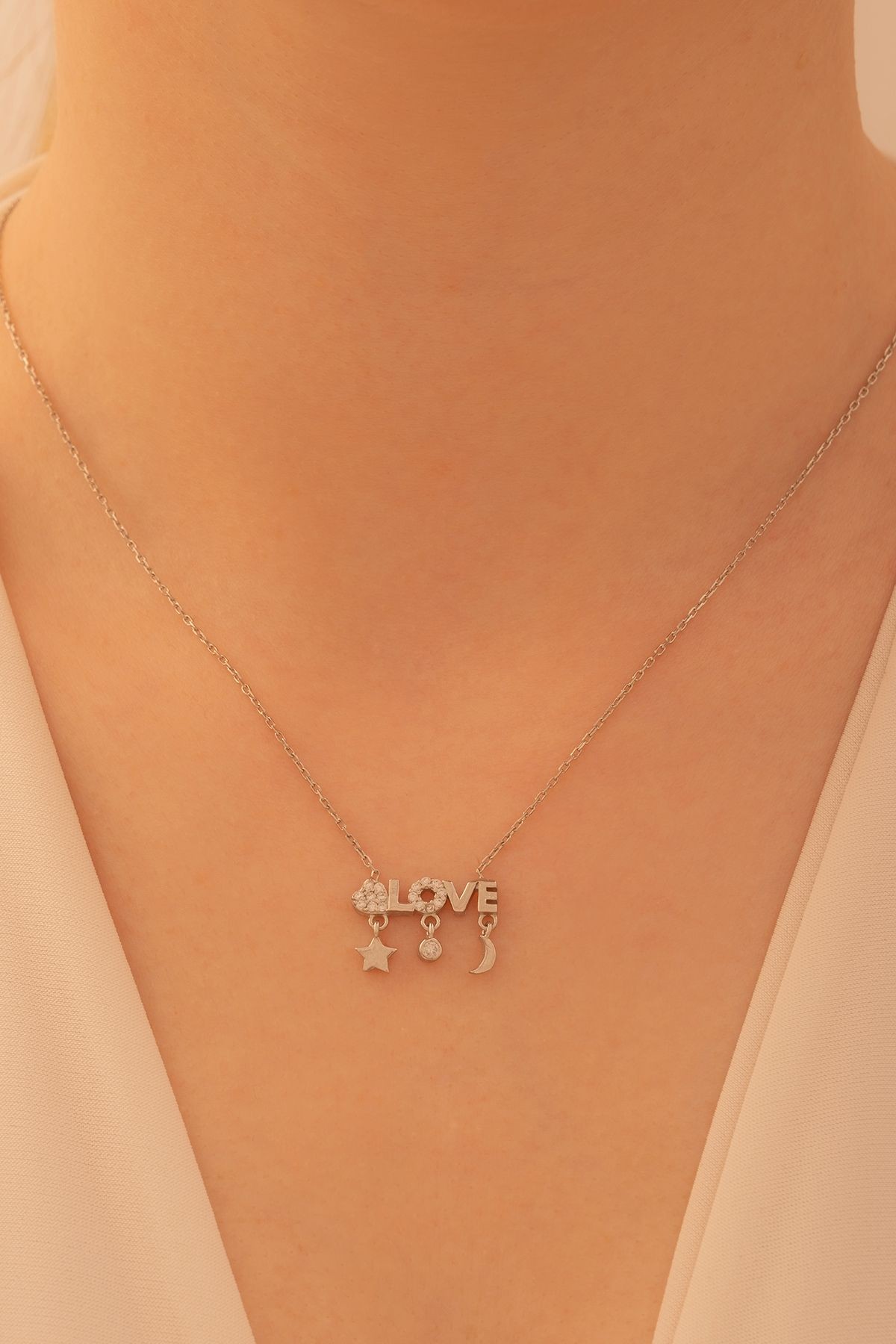 Kadın Gümüş Kolye - Sevgililer Günü - Hediye - Zirkon Taşlı Love Yazılı Kalp Motifli Kadın Kolye