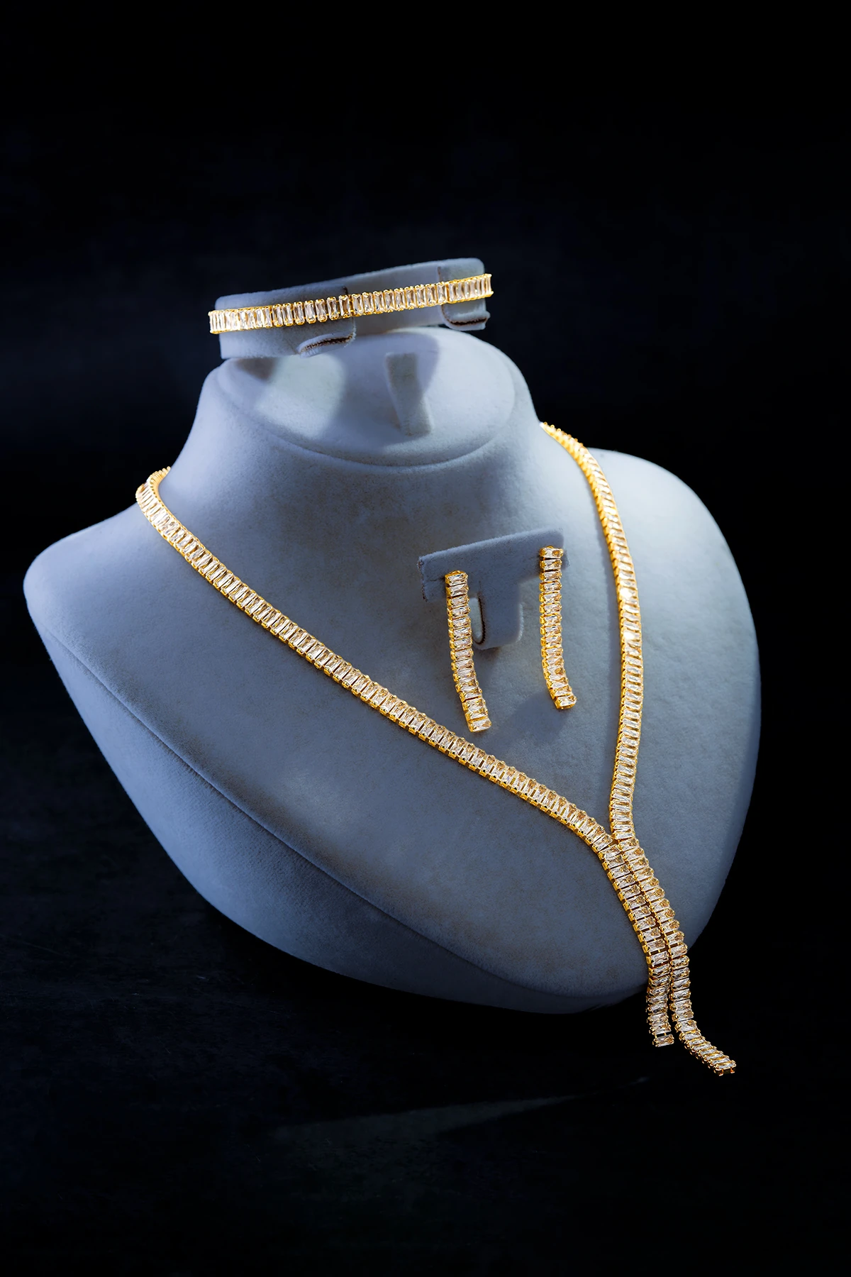 Kadın Bijuteri Kolye Bileklik Küpe Tam Set - Altın Kaplama Elora Baget Taşlı Zarif Su Yolu Tam Set