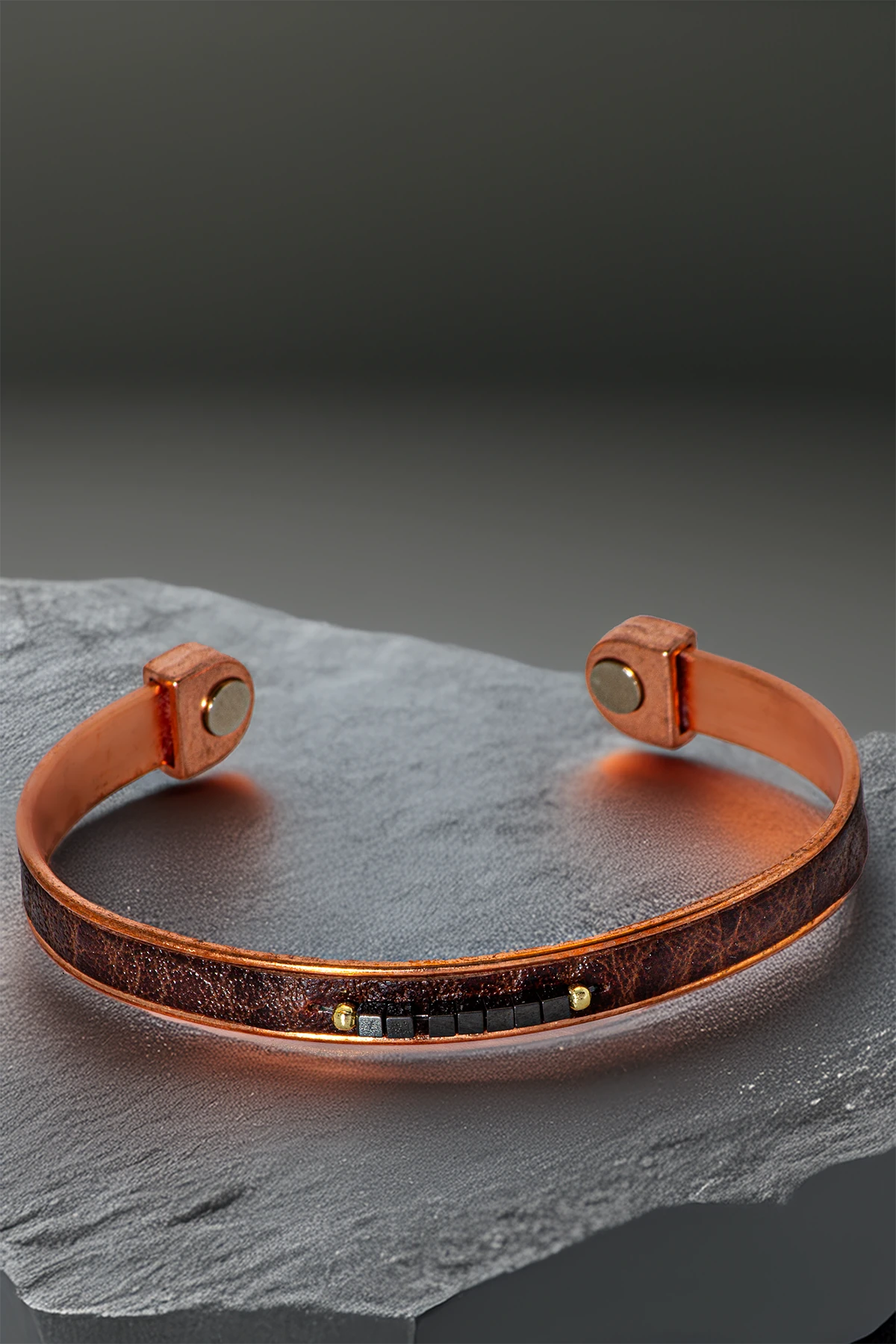 Kadın Bakır Bileklik - Ortası Küp Motifli Kahverengi Derili Bakır Bilezik Metal Kutuda