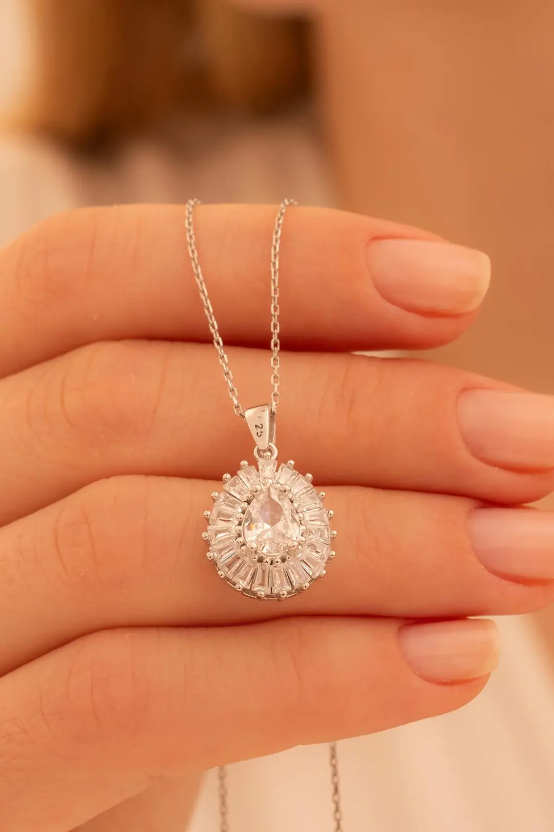 Women's Silver Necklace Drop Zircon Stone-set Baguette Süslemeli Rhodium-Plated Women's Necklace