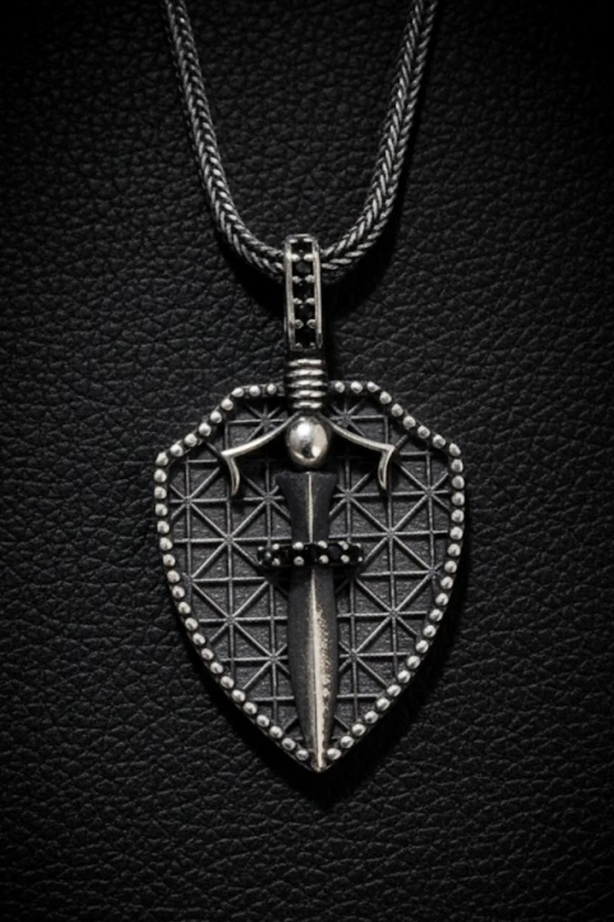 Erkek Gümüş Kolye - 925 Ayar Kabartmalı Kalkan Hançer İşlemeli Tilki Kuyruğu Zincirli Erkek Kolye