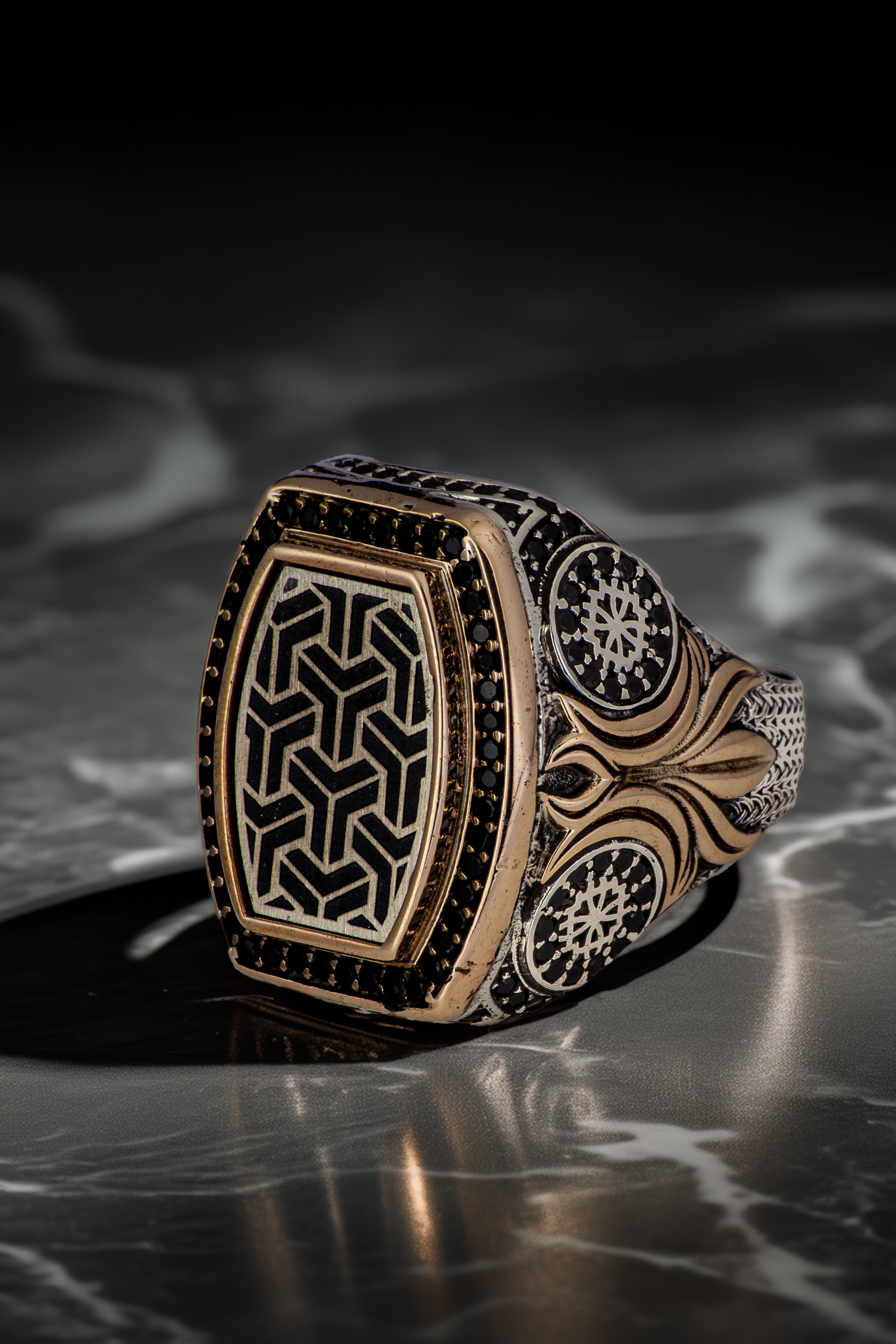 Erkek Omega Model Siyah Zirkon Taşlı Süslemeli Kanat Model 925 Ayar Gümüş Yüzük