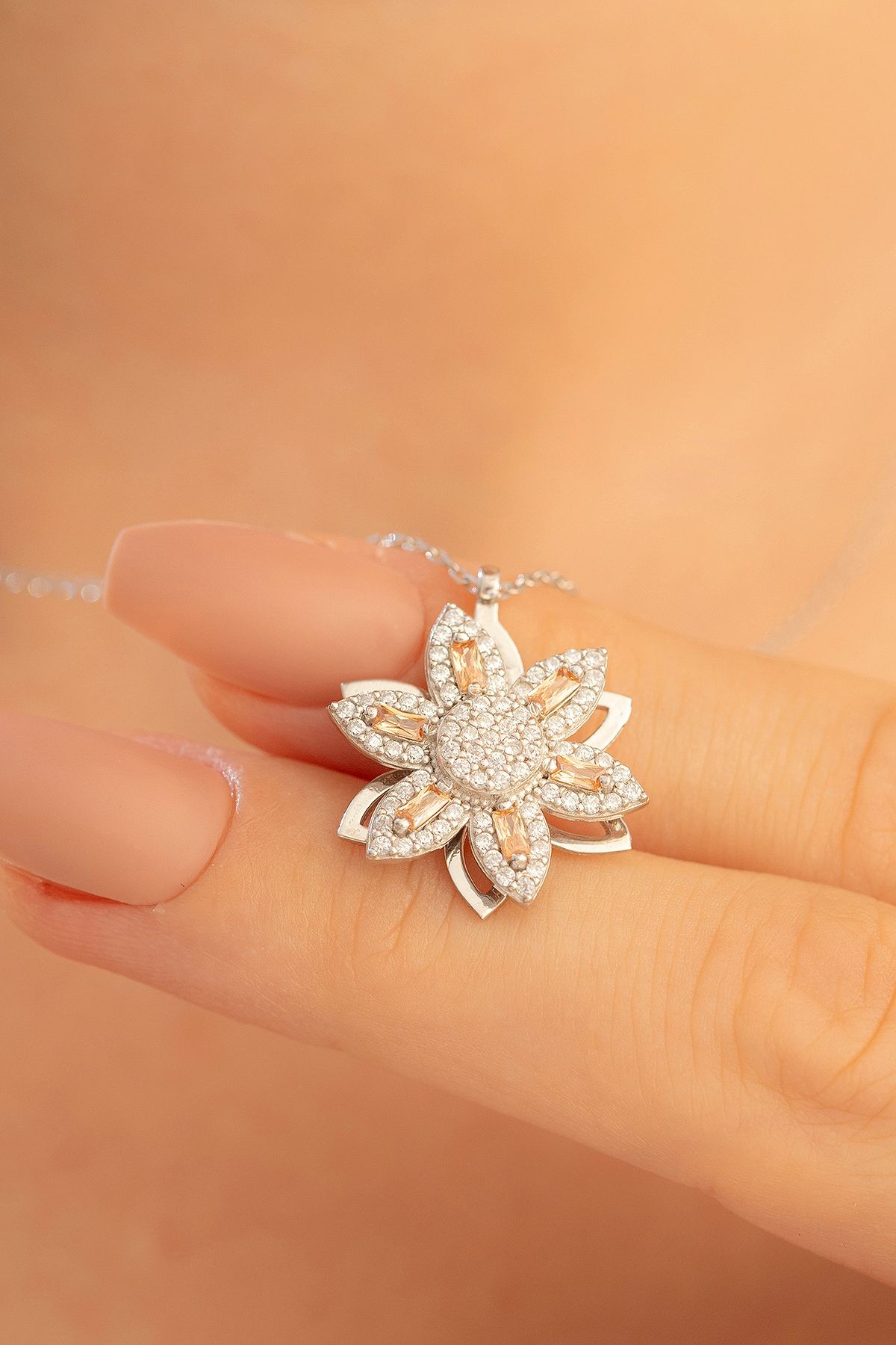 Kadın Gümüş Kolye - Zirkon Taşlı Dönen 6 Yapraklı Çiçek Model Gümüş Kolye