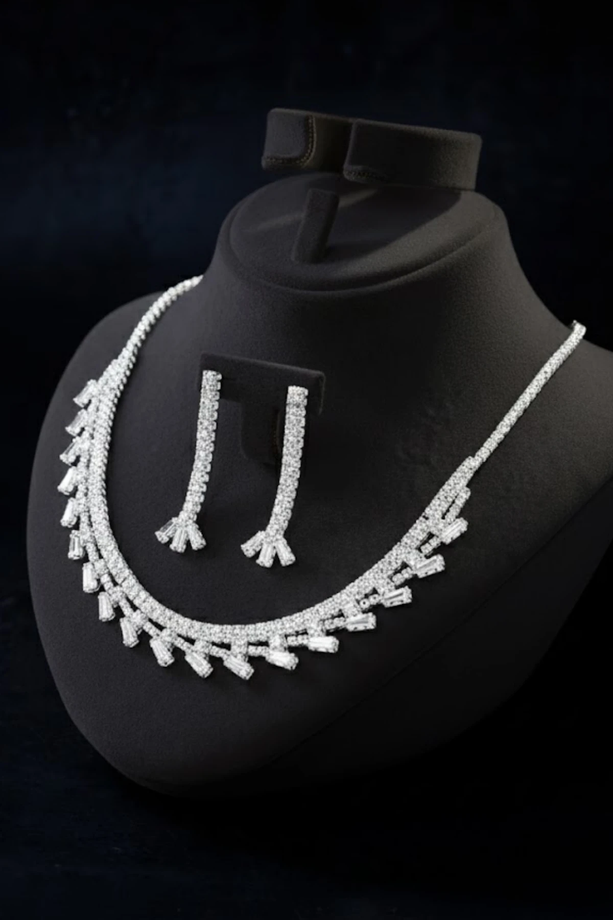 Kadın Bijuteri Kolye Küpe Set - Amara Model Baget ve Zirkon Taşlı Zarif Su Yolu Set