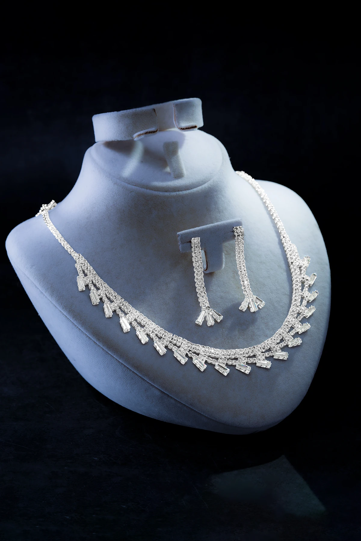 Kadın Bijuteri Kolye Küpe Set - Amara Model Baget ve Zirkon Taşlı Zarif Su Yolu Set