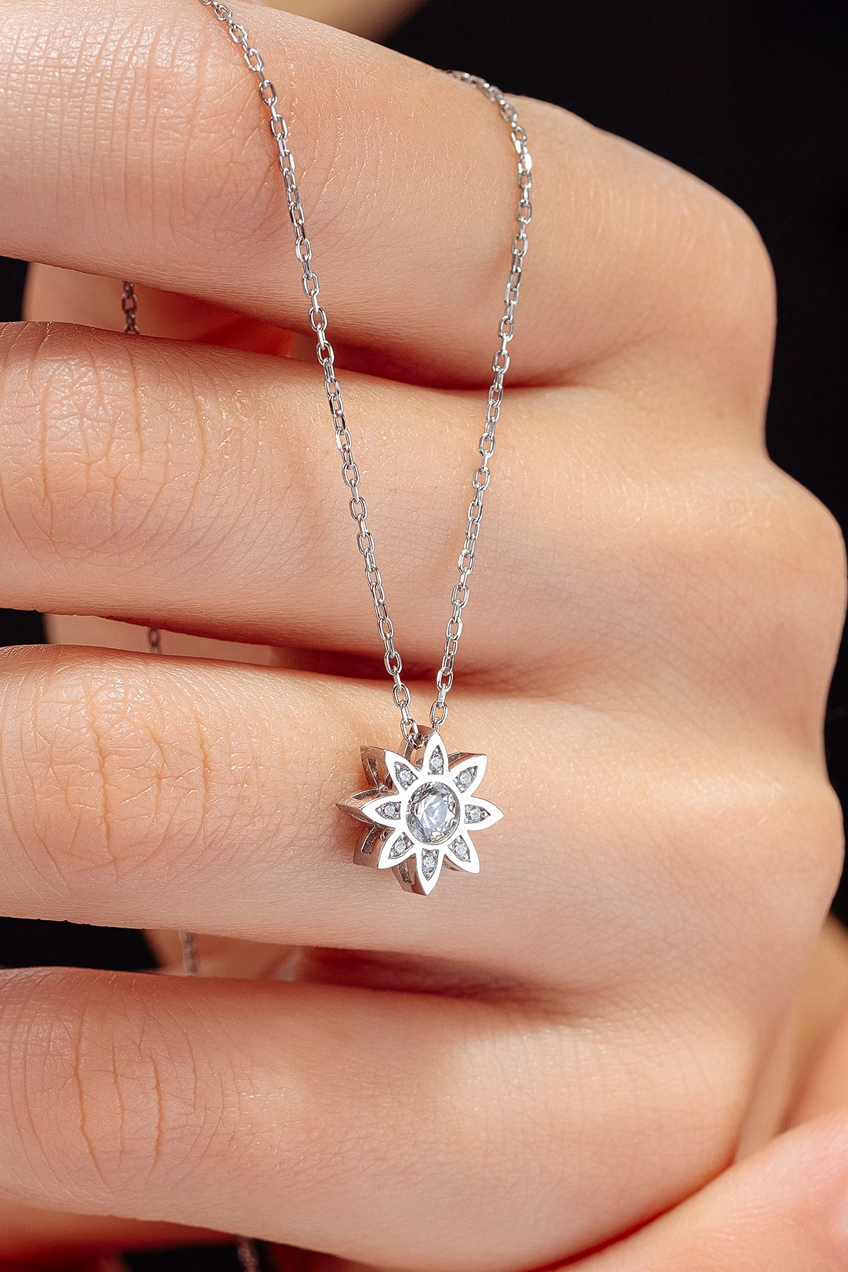 Kadın Gümüş Kolye - Swarovski Taşlı Zirconia Nergiz Motifli Kadın Kolye