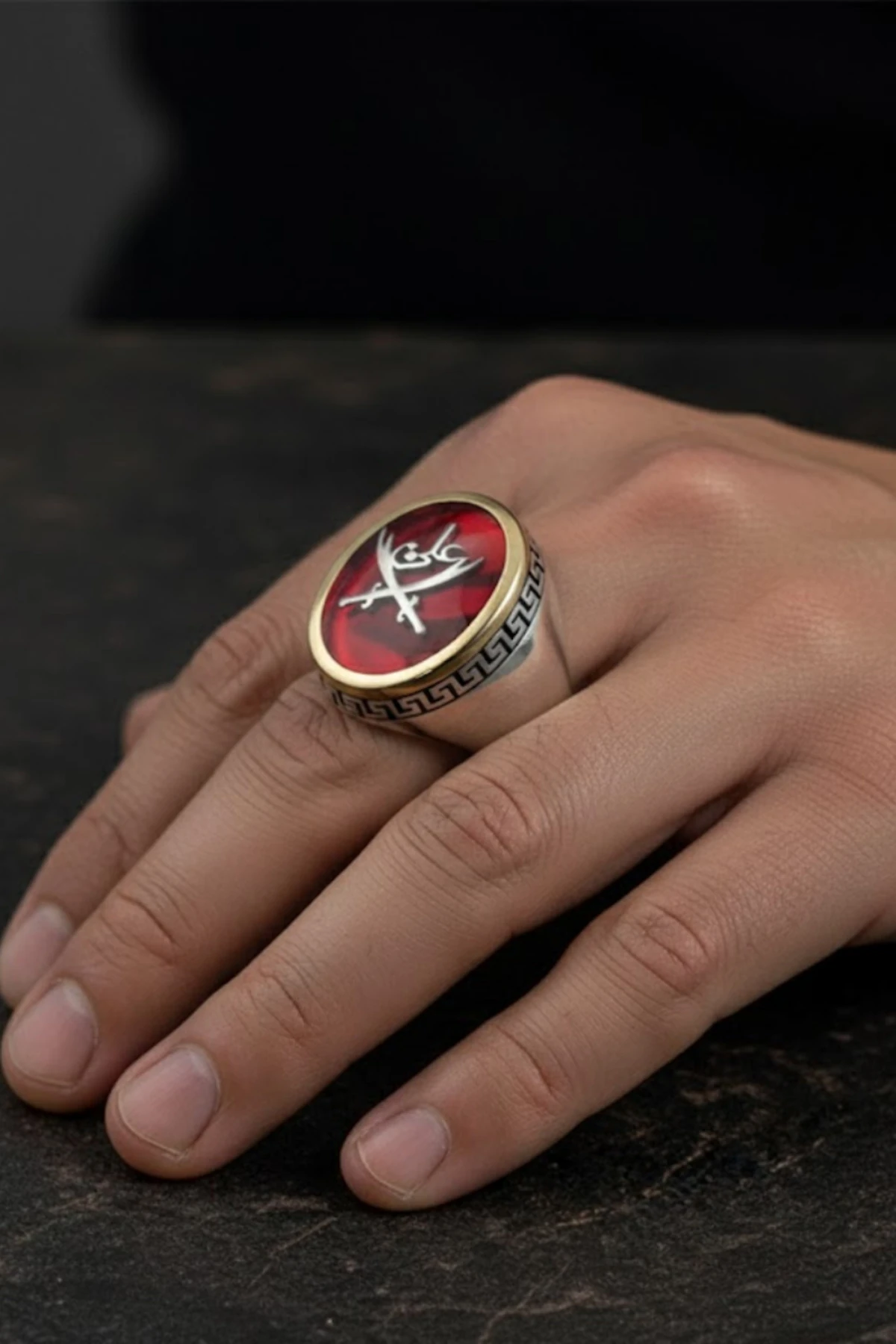 Erkek Gümüş Yüzük - Çift Zülfikar Kılıcı Ve Tuğra İşlemeli Yakut Taşlı Grek Desenli Gümüş Yüzük