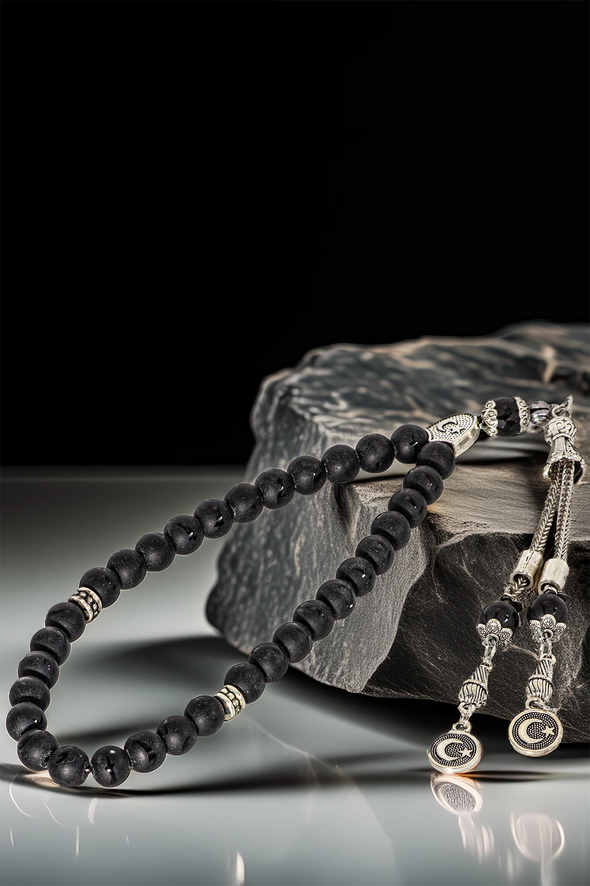 Erkek Doğal Taş Tespih - Doğal Zülfikar Kılıcı İşlemeli Siyah Oniks Taşlı Ortaboy Tesbih