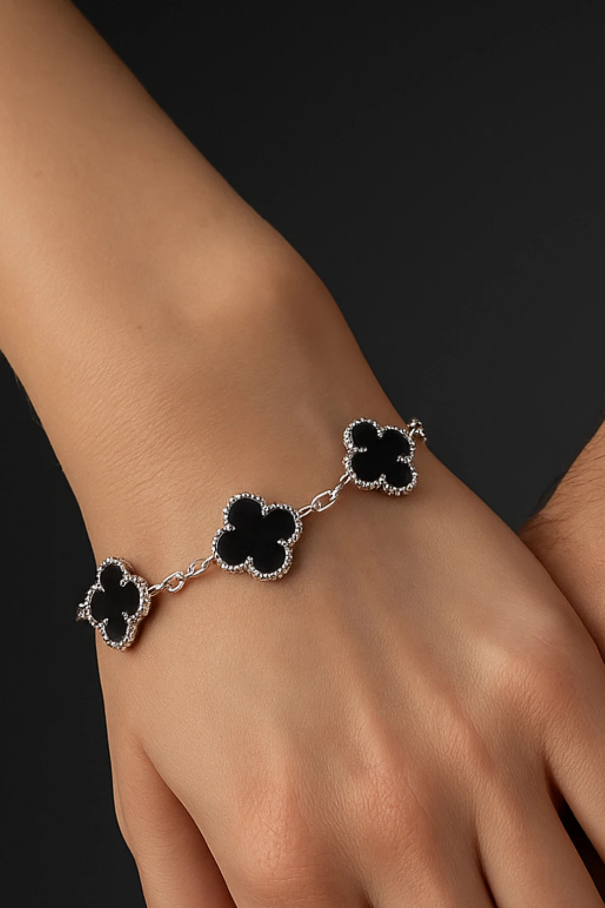 Kadın 925 Ayar Gümüş Siyah Oniks Taşlı Yonca Model Zincir Bileklik