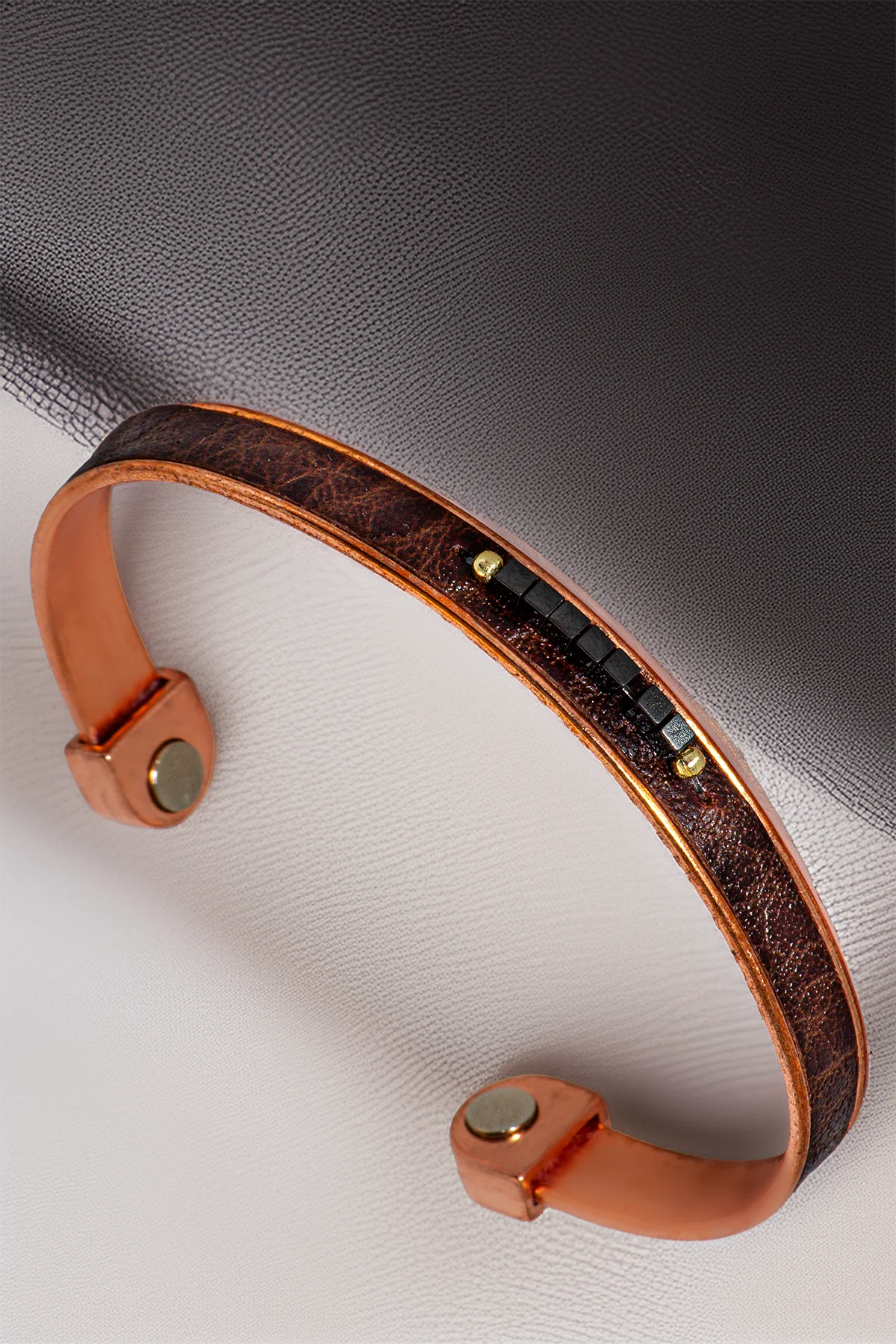 Kadın Bakır Bileklik - Ortası Küp Motifli Kahverengi Derili Bakır Bilezik Metal Kutuda