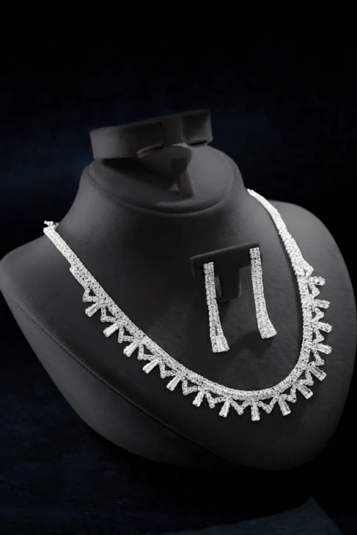 Kadın Bijuteri Kolye Küpe Set - Serena Model Zirkon Taşlı ve Baget Zarif Su Yolu Set