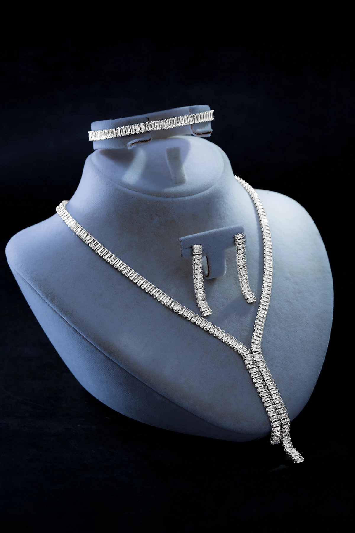 Kadın Bijuteri Kolye Bileklik Küpe Tam Set - Elora Model Baget Taşlı Zarif Su Yolu Tam Set