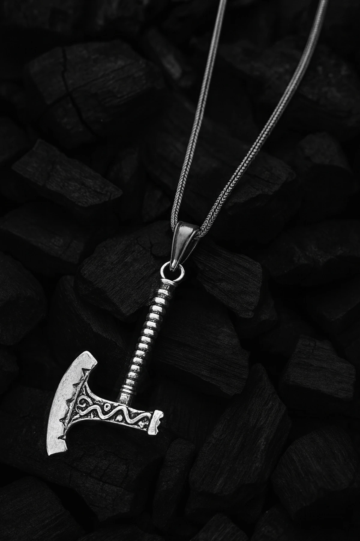 Erkek Balta Figürlü Gümüş Kolye – Viking Savaşçı Modeli