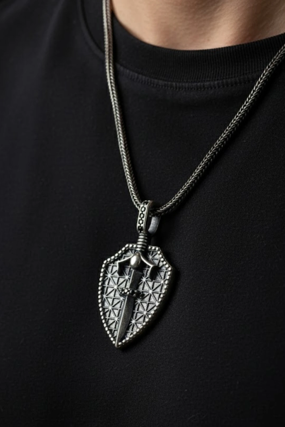 Erkek Gümüş Kolye - 925 Ayar Kabartmalı Kalkan Hançer İşlemeli Tilki Kuyruğu Zincirli Erkek Kolye