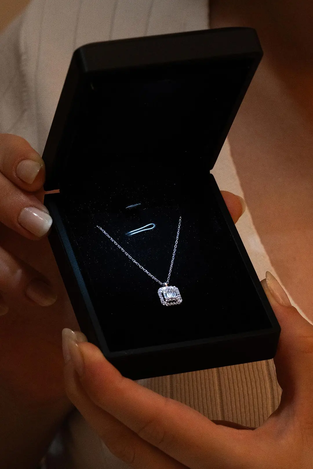 Illuminated Luxury Black Necklace Box