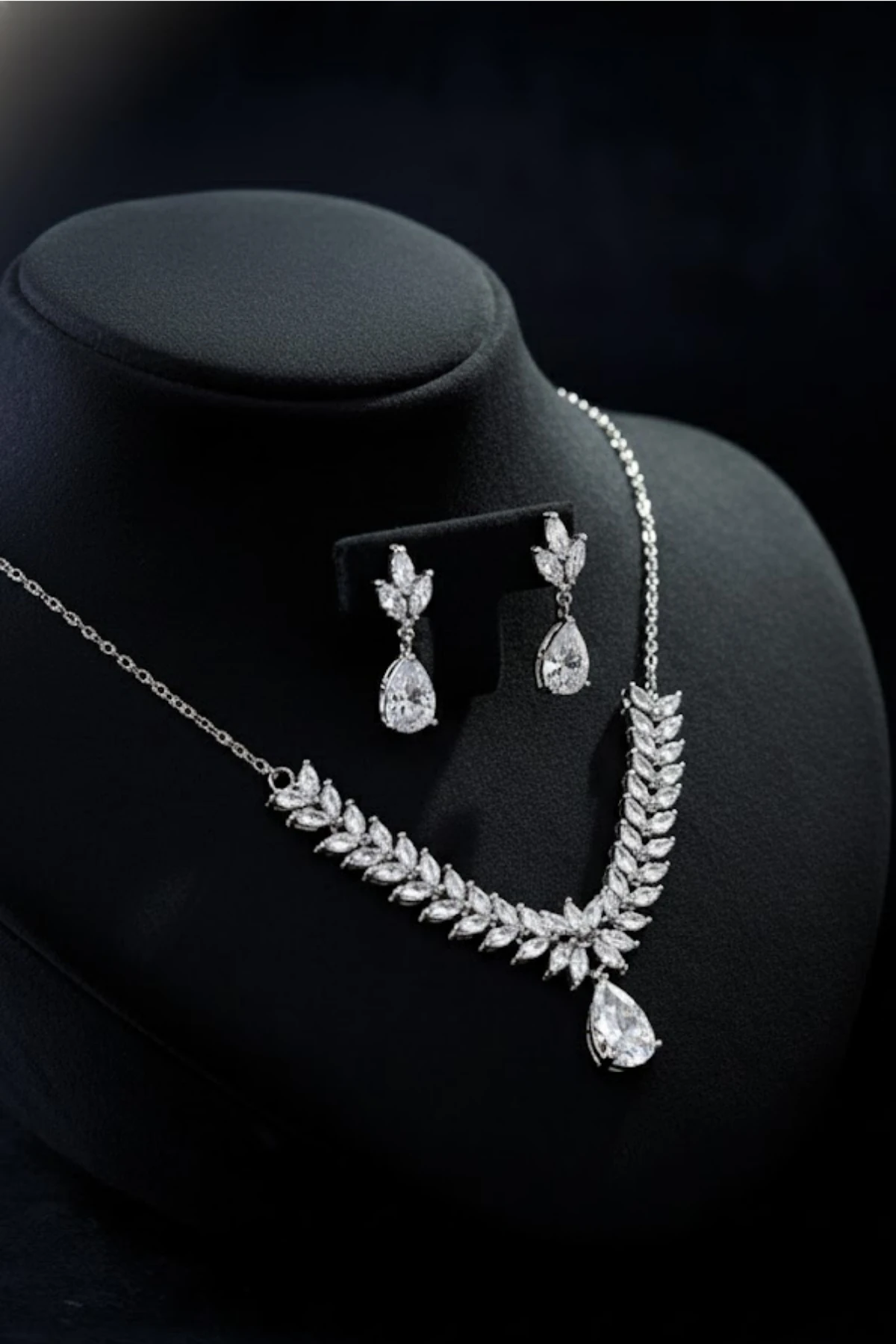 Kadın Bijuteri Kolye Küpe Set - Verona Model Zirkon Taşlı Yaprak Motifli Zarif Su Yolu Set