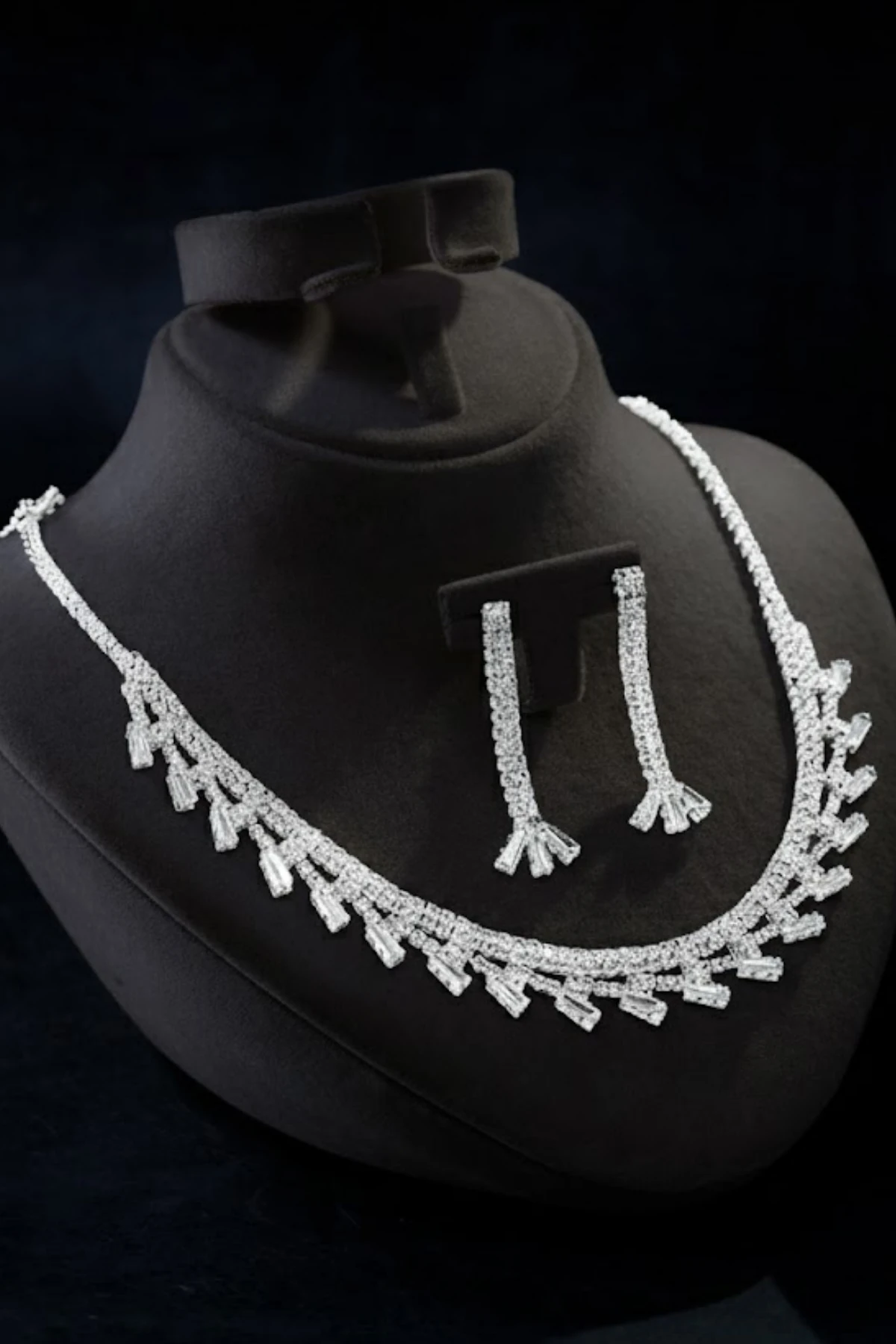 Kadın Bijuteri Kolye Küpe Set - Amara Model Baget ve Zirkon Taşlı Zarif Su Yolu Set