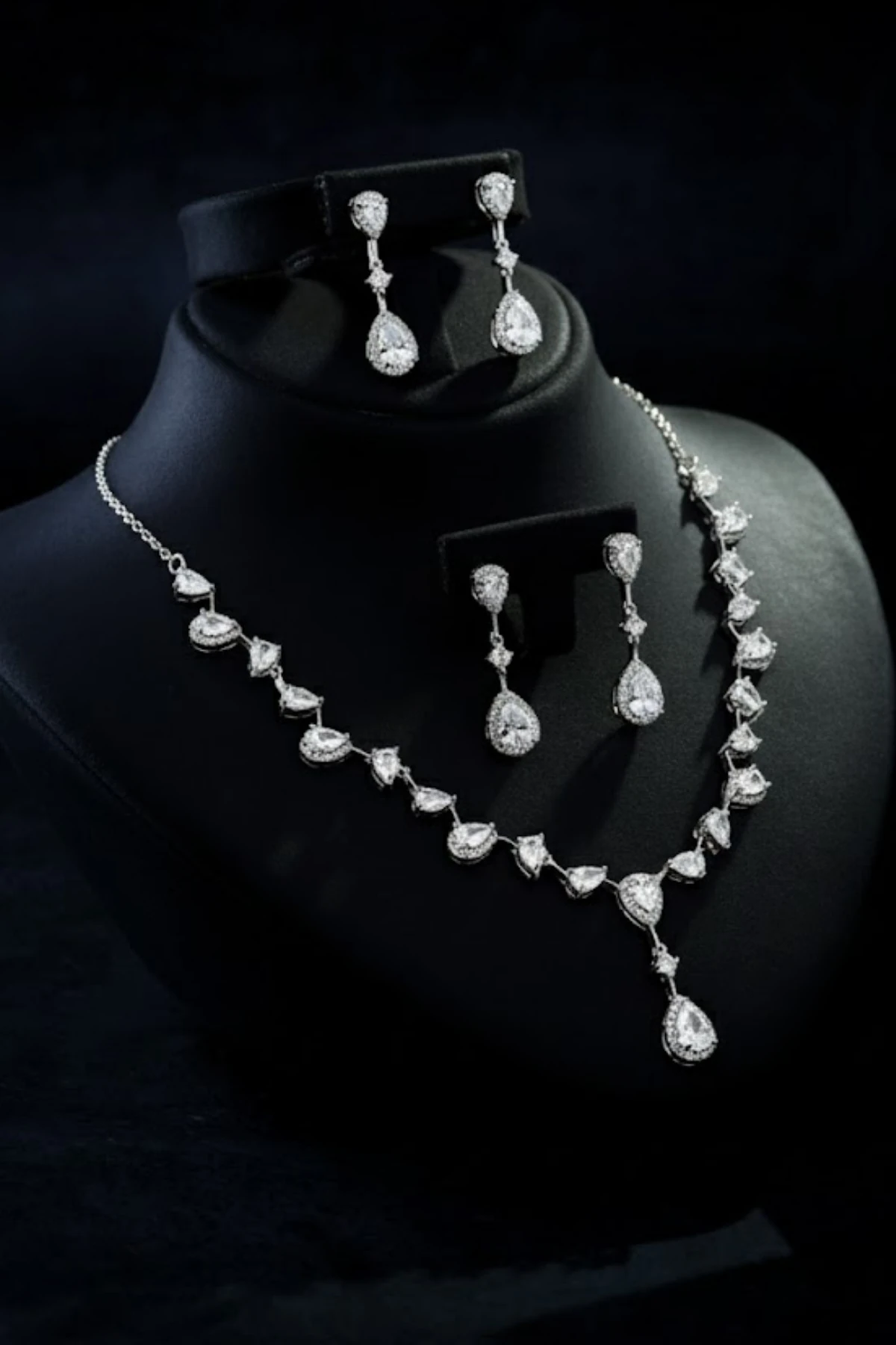 Kadın Bijuteri Kolye Küpe Set - Aria Model Zirkon Taşlı Çiçek Motifli Zarif Su Yolu Set