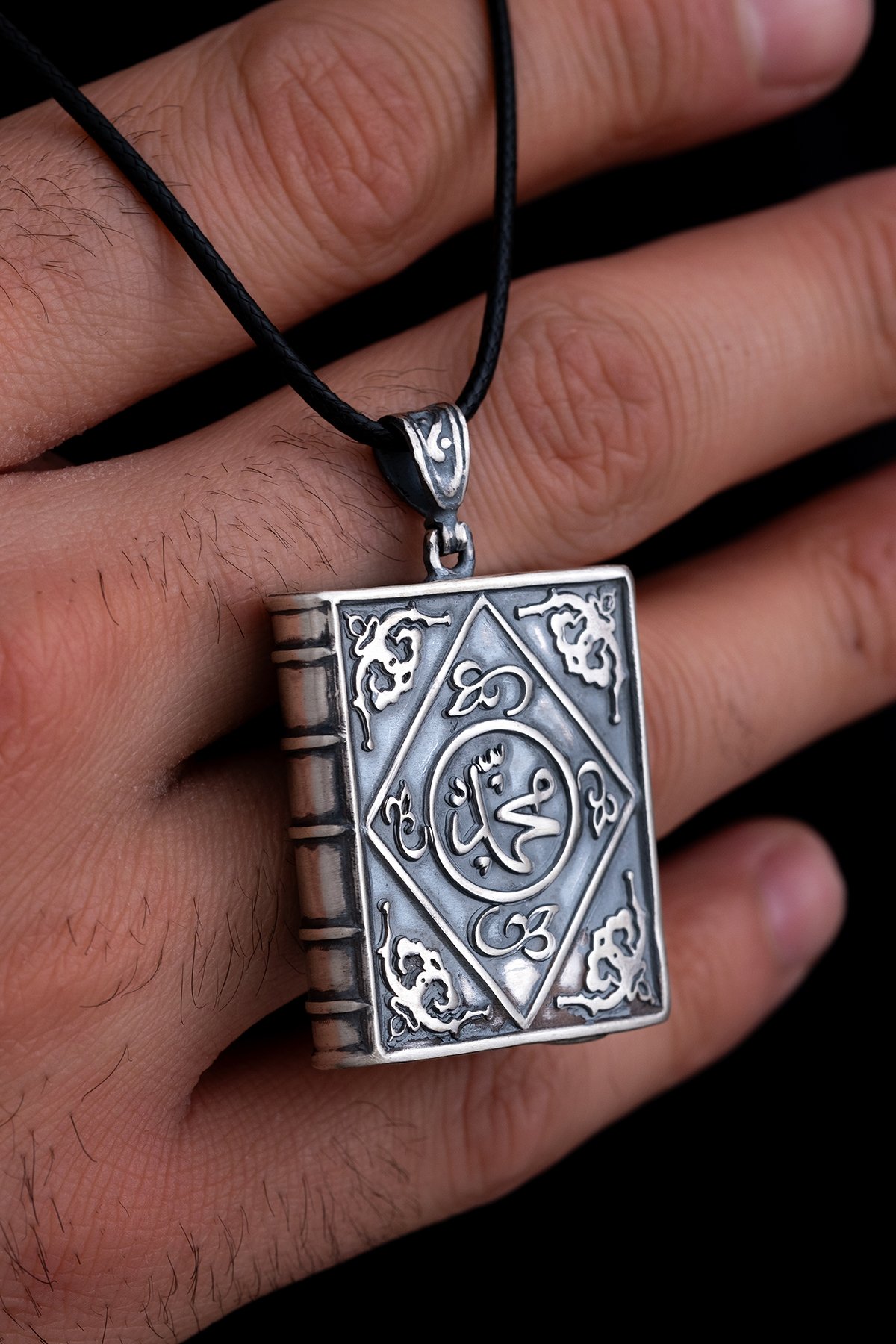 Erkek Gümüş Kolye - Orta Boy Gümüş Allah Ve Muhammed Yazılı Kitap Model Muska Haznesi Cevşen