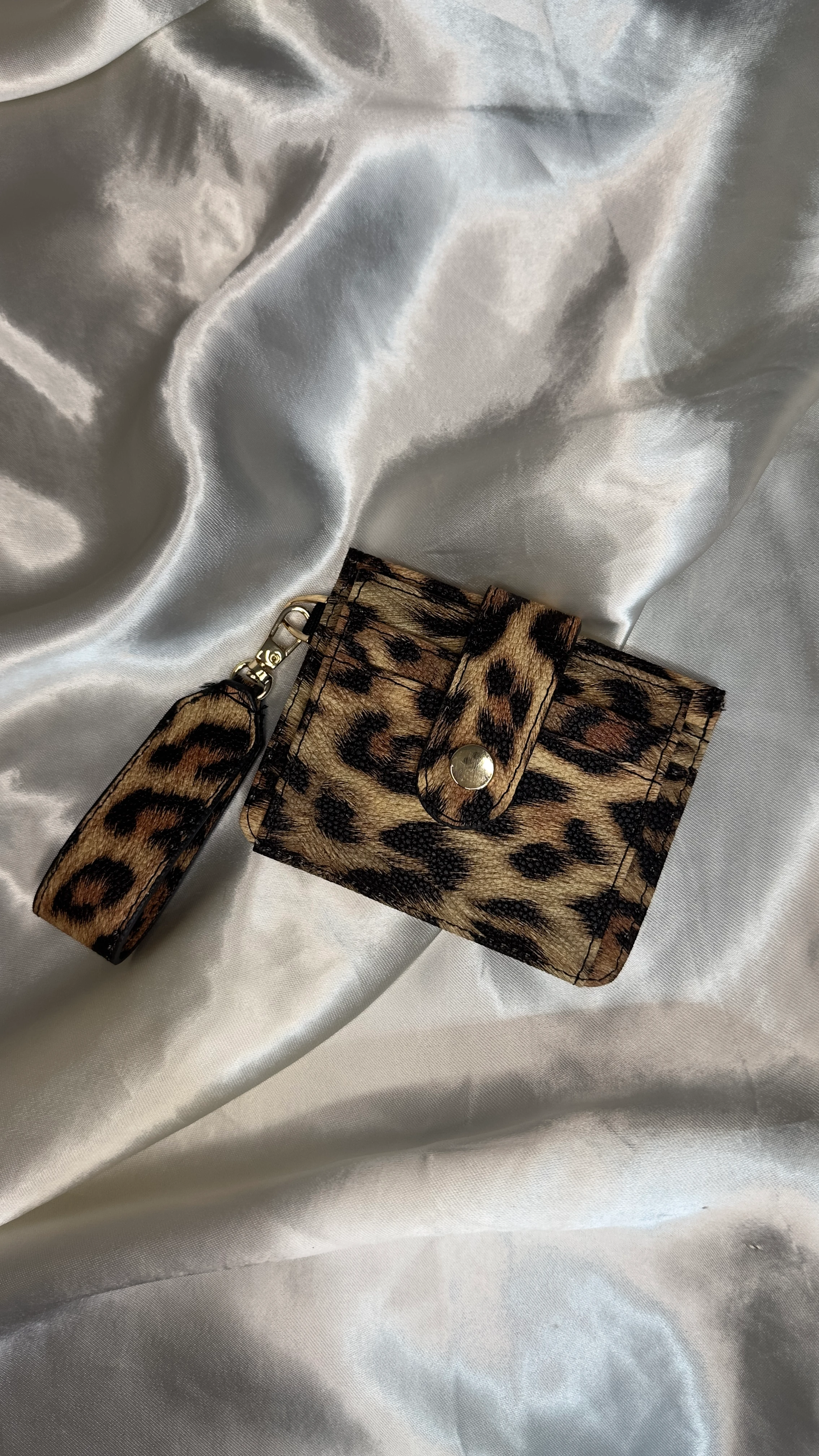 Leopar Desenli Çıtçıtlı Kartlık, Kağıt para bölmeli ve Anahtarlık Detaylı