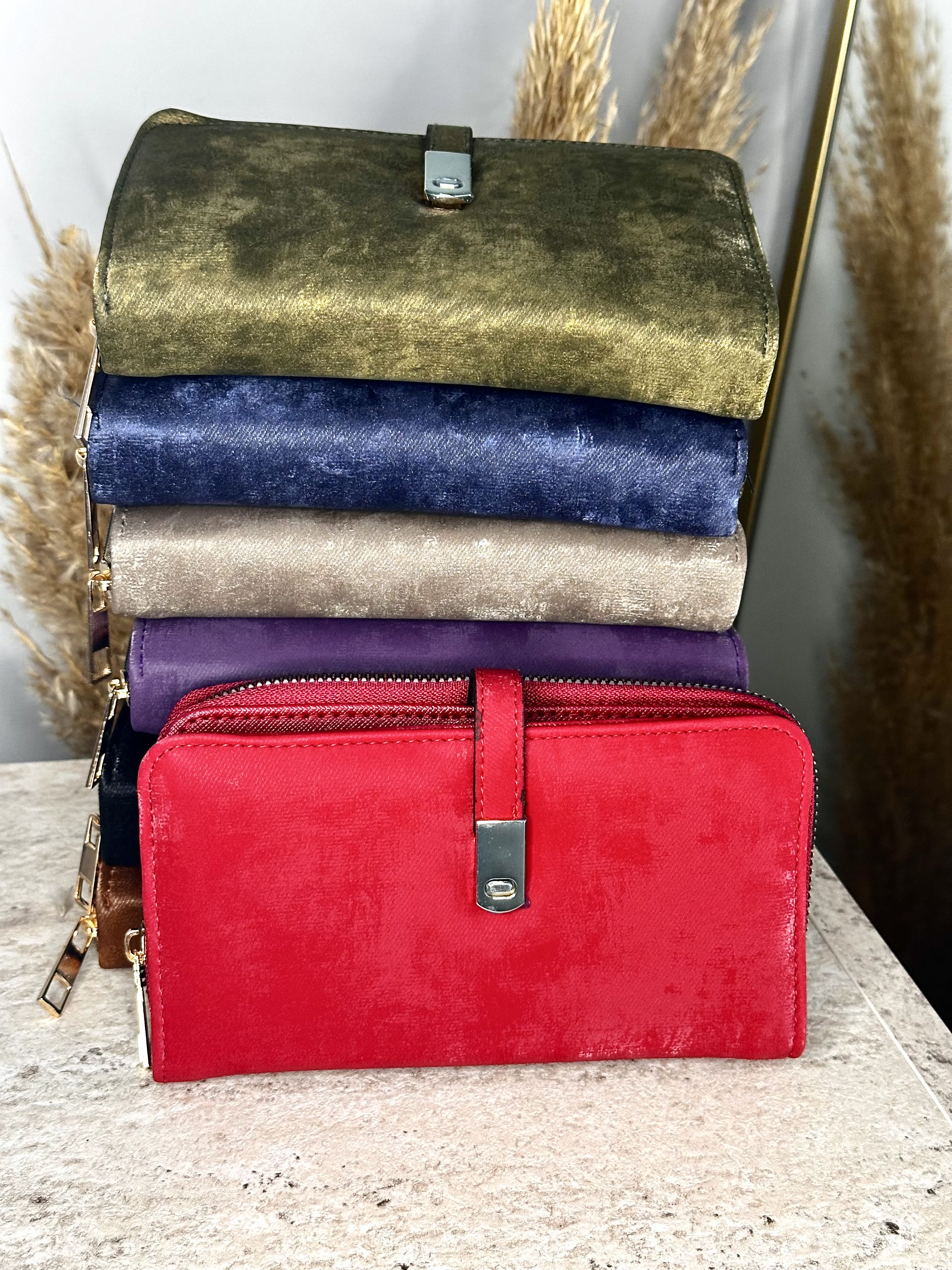 Suet Kadın Çıtçıtlı Cüzdan - Fermuarlı Telefon, Kağıt ve Bozuk Para Bölmeli - Kırmızı