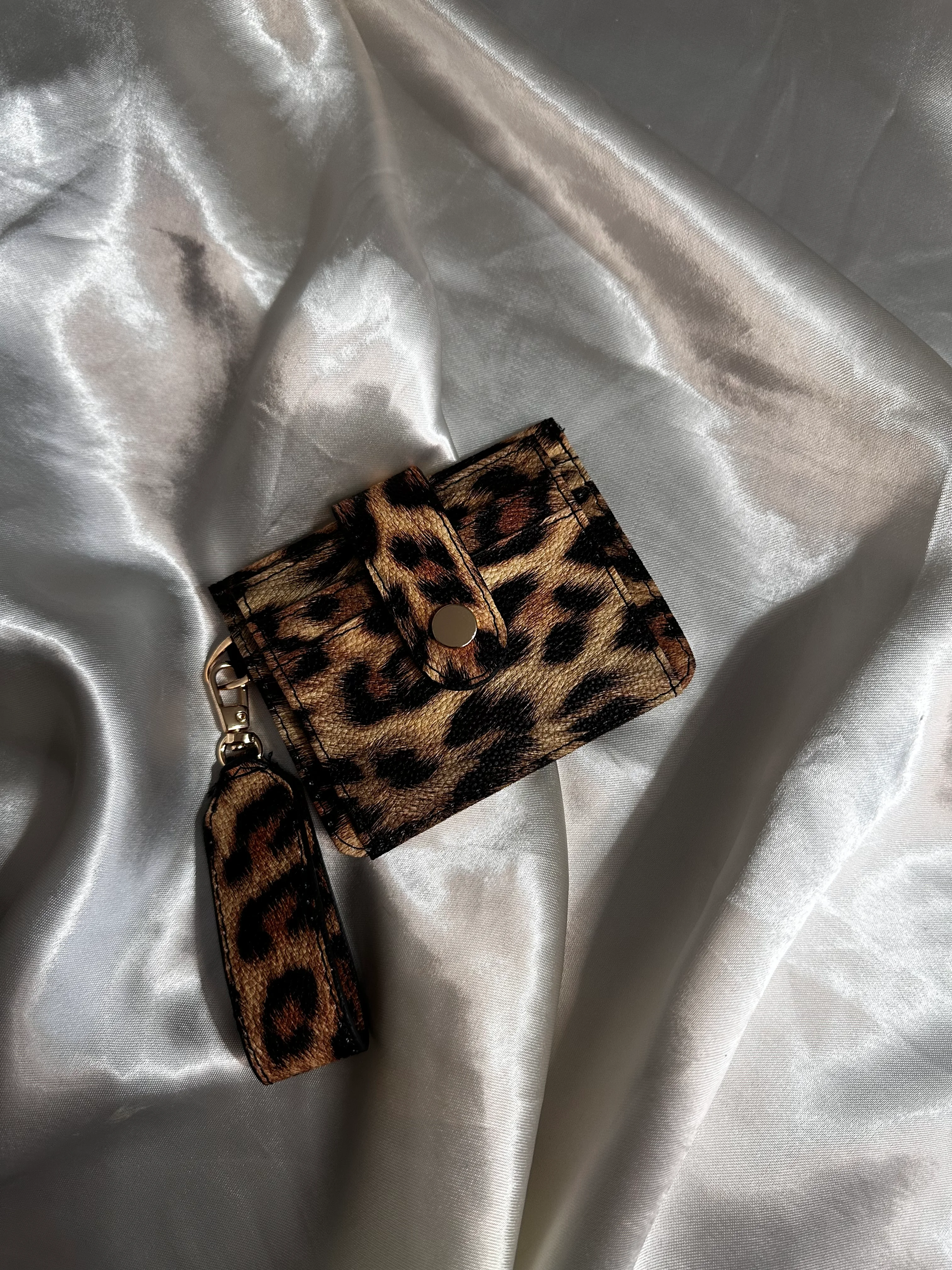 Leopar Desenli Çıtçıtlı Kartlık, Kağıt para bölmeli ve Anahtarlık Detaylı