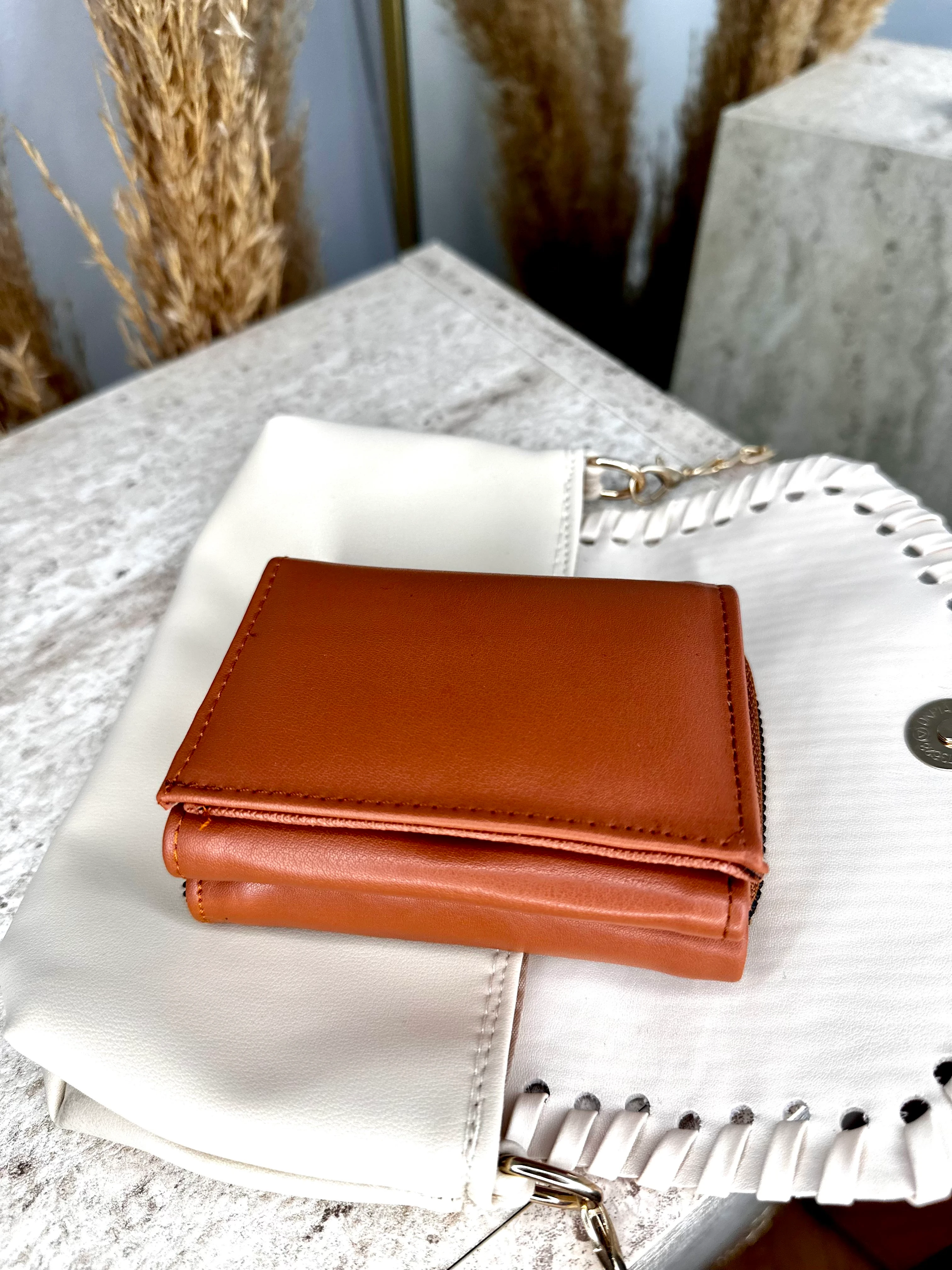 Suni Deri Kadın Orta Boy Çıtçıtlı Cüzdan- Kağıt ve Bozuk Para Bölmeli - Taba