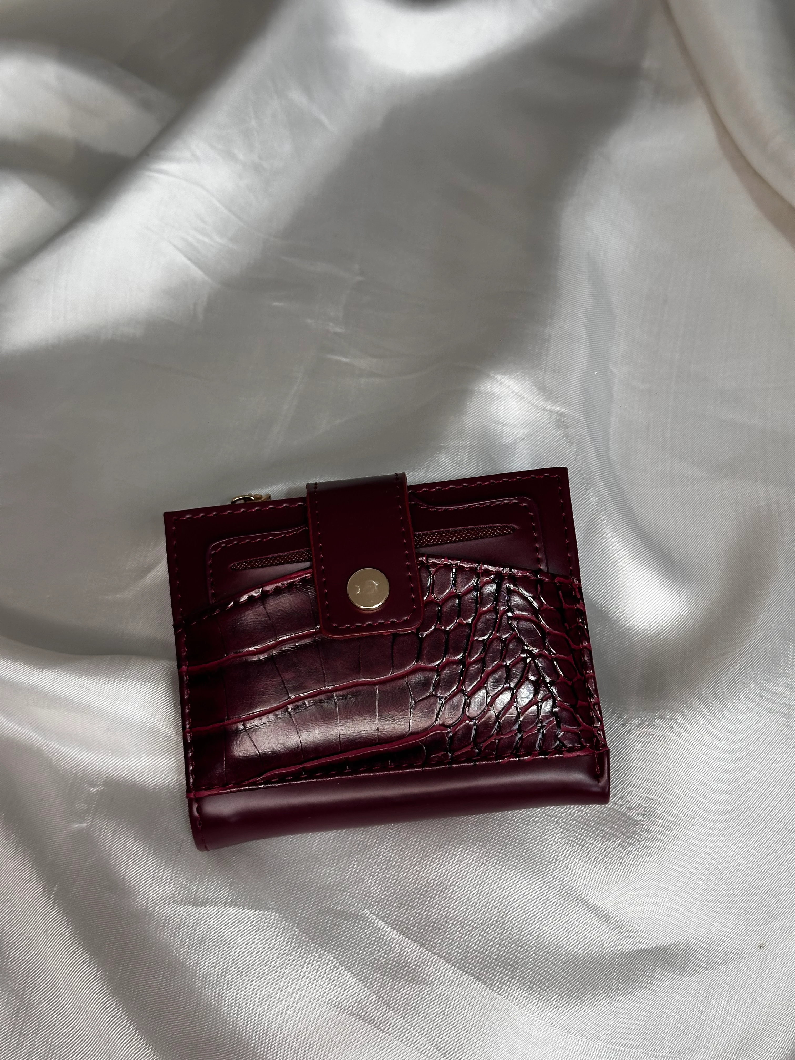 Suni Deri Kadın Orta Boy Çıtçıtlı Cüzdan, Kartlık, Kağıt ve Bozuk Para Bölme Detaylı - Bordo