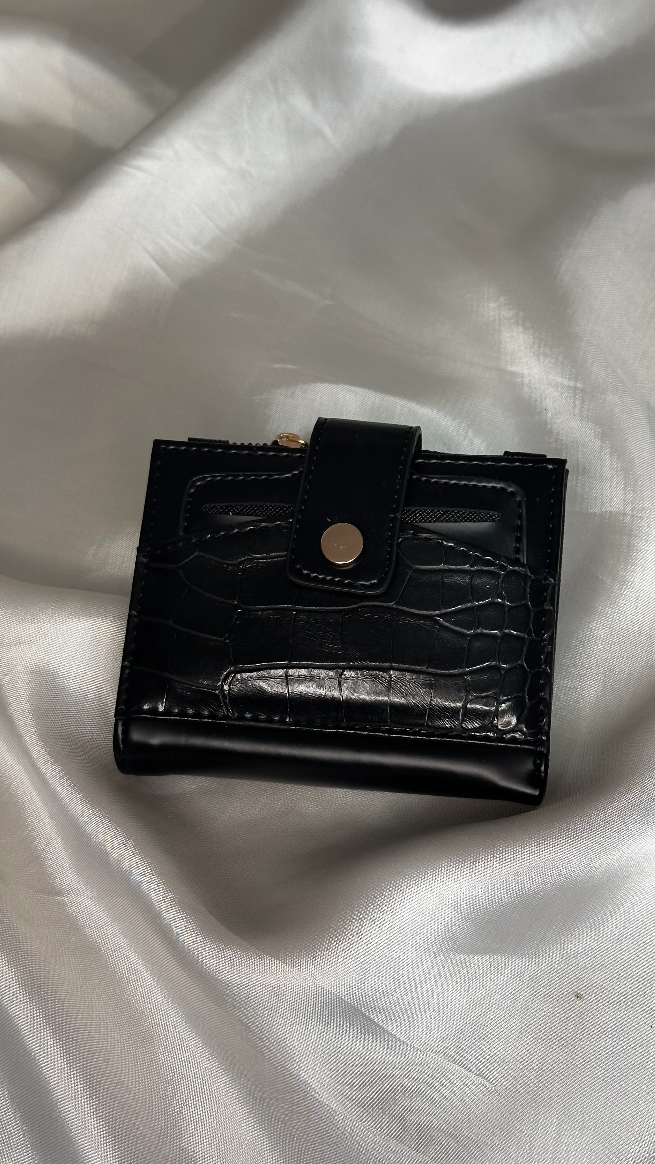 Suni Deri Kadın Orta Boy Çıtçıtlı Cüzdan, Kartlık, Kağıt ve Bozuk Para Bölme Detaylı - Siyah